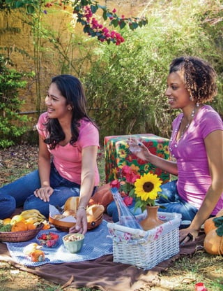 92 
MINISTÉRIO DA SAÚDE 
COMER COM REGULARIDADE E COM ATENÇÃO 
Procure fazer suas refeições diárias em horários 
semelhantes. Evite “beliscar” nos intervalos entre as 
refeições. Coma sempre devagar e desfrute o que está 
comendo, sem se envolver em outra atividade. 
Refeições feitas em horários semelhantes todos os dias e consumidas 
com atenção e sem pressa favorecem a digestão dos alimentos 
e também evitam que se coma mais do que o necessário. Os 
mecanismos biológicos que regulam nosso apetite são complexos, 
dependem de vários estímulos e levam certo tempo até sinalizarem 
TXHMiFRPHPRVRVX´FLHQWH(PRXWUDVSDODYUDVFRPHUGHIRUPD 
regular, devagar e com atenção é uma boa maneira de controlar 
naturalmente o quanto comemos. 
Muitas vezes, a necessidade de comer a qualquer hora, ou “beliscar”, 
surge ou se torna mais forte quando somos estimulados visualmente 
pela presença do alimento. Isso é particularmente evidente quando 
a fonte de estímulo consiste em alimentos ultraprocessados, como 
guloseimas, salgadinhos “de pacote” e outros produtos cujos 
ingredientes e formulação lhes dão sabor muito acentuado. Portanto, 
é recomendável evitar ter esses produtos ao alcance da mão, seja em 
casa, seja no ambiente de trabalho ou estudo. Boas opções para ter 
ao alcance das mãos são frutas frescas ou secas e castanhas ou nozes. 
Algumas providências simples podem evitar que se coma de forma 
rápida e dispersiva. 
Quando mastigamos mais vezes os alimentos, naturalmente, aumentamos 
nossa concentração no ato de comer e prolongamos sua duração. Assim 
fazendo, também usufruímos de todo o prazer proporcionado pelos 
diferentes sabores e texturas dos alimentos e de suas preparações culinárias. 
Optar por uma salada ou por uma sopa ou caldo antes do prato principal 
é outra maneira de conceder a nosso organismo o tempo necessário para 
que os alimentos sejam mais bem aproveitados e para que não se coma 
mais que o necessário. 
 