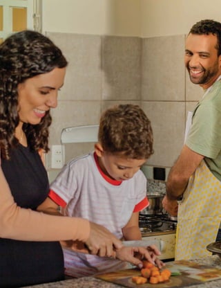 93 
GUIA ALIMENTAR PARA A POPULAÇÃO BRASILEIRA 
COMER EM AMBIENTES APROPRIADOS 
Procure comer sempre em locais limpos, confortáveis e 
tranquilos e onde não haja estímulos para o consumo de 
quantidades ilimitadas de alimentos. 
As características do ambiente onde comemos influenciam 
a quantidade de alimentos que ingerimos e o prazer que 
podemos desfrutar da alimentação. Cheiros, sons, iluminação, 
conforto, condições de limpeza e outras características do lugar 
são importantes. 
Locais limpos, tranquilos e confortáveis ajudam a concentração 
no ato de comer e convidam a que se coma devagar. Nesta 
medida, permitem que os alimentos e as preparações culinárias 
sejam apreciados adequadamente e contribuem para que não 
comamos em excesso. 
Telefones celulares sobre a mesa e aparelhos de televisão ligados 
devem ser evitados. Também é importante evitar comer na mesa 
de trabalho, comer em pé ou andando ou comer dentro de carros 
ou de transportes públicos, embora, infelizmente, essas práticas 
possam ser comuns nos dias de hoje. 
As pessoas tendem a comer mais que o necessário quando 
estão diante de grandes quantidades de alimentos ou 
quando há oferta de grandes porções. Boa providência para 
evitar comer demais é servir-se apenas uma vez ou, pelo 
menos, aguardar algum tempo para se servir uma segunda 
vez. Frequentemente, a segunda porção excede às nossas 
necessidades. Ao comer fora de casa, lugares como bufês ou 
aqueles onde se oferecem segundas ou terceiras porções sem 
custo devem ser limitados a ocasiões especiais. Restaurantes 
onde se paga pela quantidade (peso) da comida selecionada 
pelo cliente, conhecidos como restaurantes de comida a quilo, 
oferecem grande variedade de alimentos preparados na hora 
e são melhores alternativas para o dia a dia. 
 