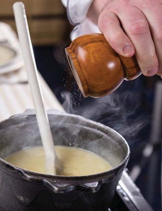 110 
MINISTÉRIO DA SAÚDE 
CUSTO 
Embora legumes, verduras e frutas possam ter preço superior 
ao de alguns alimentos ultraprocessados, o custo total de uma 
alimentação baseada em alimentos in natura ou minimamente 
processados ainda é menor no Brasil do que o custo de uma 
alimentação baseada em alimentos ultraprocessados. 
É comum a impressão de que a alimentação saudável é necessariamente 
muito cara e, ainda mais importante, muito mais cara do que a 
alimentação não saudável. Essa ideia é muitas vezes criada pelo alto 
preço de alimentos ultraprocessados “enriquecidos” com vitaminas 
e outros nutrientes ou comercializados como ideais para quem quer 
emagrecer. Mas, como vimos nos capítulos anteriores, esses produtos 
estão longe de poderem ser considerados alimentos saudáveis. 
Outras vezes, a impressão de que a alimentação saudável é 
necessariamente cara decorre do preço relativamente mais alto de 
alguns alimentos perecíveis como legumes, verduras e frutas. Aqui 
há dois problemas. O primeiro é que esses alimentos são, e devem 
ser, consumidos com outros que têm menor preço. Estamos falando 
aqui de arroz, feijão, batata, mandioca, entre tantos outros que 
fazem parte das tradições culinárias brasileiras. O segundo é que 
nem todas as variedades de legumes, verduras e frutas são caras, 
particularmente quando são compradas na época de safra e em 
locais onde se comercializam grandes quantidades de alimentos, 
ou mesmo diretamente dos produtores. 
A ideia de que a alimentação saudável custa necessariamente 
PDLV GR TXH D DOLPHQWDomR QmR VDXGiYHO QmR p FRQ´UPDGD SRU 
dados da realidade. Cálculos realizados com base nas Pesquisas 
de Orçamentos Familiares do IBGE mostram que, no Brasil, a 
alimentação baseada em alimentos in natura ou minimamente 
processados e em preparações culinárias feitas com esses alimentos 
não é apenas mais saudável do que a alimentação baseada em 
alimentos ultraprocessados, mas também mais barata. 
Entretanto, é verdade que em outros países, sobretudo naqueles 
onde os alimentos ultraprocessados já dominam completamente 
 