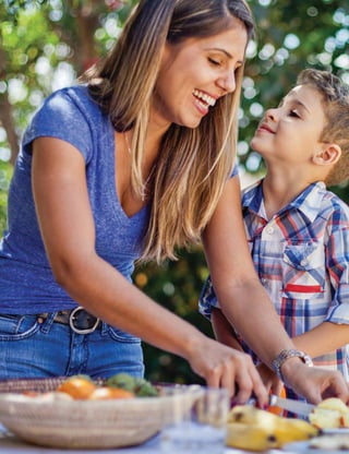 115 
GUIA ALIMENTAR PARA A POPULAÇÃO BRASILEIRA 
As recomendações deste guia quanto às circunstâncias que deveriam ser 
observadas com relação ao momento de comer – horários regulares, locais 
apropriados, não estar envolvido em outra atividade, desfrutar os alimentos, 
comer em companhia – também demandam tempo, neste caso da própria 
pessoa e daqueles que a acompanham. 
Há de se considerar também que a vida moderna é marcada por crescentes 
demandas e que muitos trabalham mais horas do que o que seria razoável. 
Além disso, o aumento na distância entre as casas e os locais de trabalho ou 
estudo e o trânsito caótico de muitas cidades subtraem o tempo precioso 
das pessoas. O tempo, portanto, pode ser um obstáculo importante para a 
adoção das recomendações centrais deste guia. 
O que você pode fazer 
Inicialmente, é importante levar em conta que a falta de habilidades 
culinárias torna a preparação de refeições baseadas em alimentos 
in natura ou minimamente processados desnecessariamente 
demorada. Assim, aplica-se aqui também a recomendação de 
adquirir ou aperfeiçoar habilidades culinárias e partilhá-las com 
quem você convive. 
Com maior domínio de técnicas culinárias, você poderá reduzir em 
PXLWRRWHPSRGHSUHSDURGRVDOLPHQWRV9RFr´FDUiVXUSUHVRDR 
descobrir, por exemplo, que o tempo de preparo de um delicioso 
prato de macarrão com molho de tomate e temperos naturais é de 
apenas cinco minutos a mais do que você gastaria para dissolver 
em água quente um pacote de “macarrão instantâneo” carregado 
de gordura, sal e aditivos. 
+DELOLGDGHVFXOLQiULDVQmRVLJQL´FDPDSHQDVRGRPtQLRGHWpFQLFDV 
culinárias, mas também o planejamento das compras de alimentos 
e ingredientes culinários, organização da despensa doméstica e 
GH´QLomRSUpYLDGRTXHYDLVHFRPHUDRORQJRGDVHPDQD 
Alguns alimentos que demandam maior tempo de cocção, como 
o feijão, podem ser cozidos em maior quantidade em um único 
dia, congelados e utilizados em preparações ao longo da semana. 
Determinados pratos como sopas, omeletes e arroz com legumes 
 