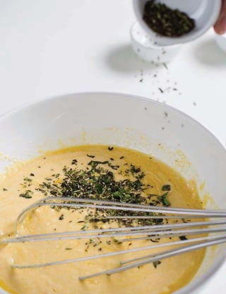 121 
GUIA ALIMENTAR PARA A POPULAÇÃO BRASILEIRA 
Poder Público, como Procon, Ministério Público, Defensoria Pública, 
Ministério da Justiça e Ministério da Educação, podem ser acionados 
SDUDTXHWRPHPSURYLGrQFLDVOHJDLVVHPSUHTXHIRUHPLGHQWL´FDGRV 
casos de descumprimento da legislação. 
FINALMENTE 
(VWHFDStWXORH[DPLQRXREVWiFXORVTXHSRGHPGL´FXOWDUDDGRomRSHORV 
brasileiros das várias recomendações feitas ao longo deste guia, incluindo 
D HVFDVVH] GH LQIRUPDo}HV FRQ´iYHLV VREUH DOLPHQWDomR SUREOHPDV 
relacionados à oferta de alimentos in natura ou minimamente processados, 
o custo relativamente alto de legumes, verduras e frutas, o enfraquecimento 
da transmissão de habilidades culinárias, a falta de tempo das pessoas e a 
exposição incessante da população, em particular crianças e adolescentes, 
à publicidade de alimentos ultraprocessados. 
Como já foi salientado, este guia reconhece que a superação dos obstáculos 
examinados está distante de ser simples e, em muitos casos, requer políticas 
públicas e ações regulatórias do Estado que tornem o ambiente mais 
propício para a adoção das recomendações. Entretanto, em muitos casos, 
a superação dos obstáculos também demanda que as pessoas reavaliem a 
importância que a alimentação tem ou pode ter nas suas vidas. Assim, as 
recomendações deste capítulo se dirigem às pessoas como indivíduos 
e membros de famílias e às pessoas como cidadãos e membros de 
comunidades e de organizações da sociedade civil que atuam de forma 
organizada pelo bem comum. 
Os obstáculos para a adoção das recomendações deste guia são 
UHXQLGRV DR ´QDO GHVWH FDStWXOR DR ODGR GH DOJXPDV GDV VXJHVW}HV 
aventadas para sua superação. 
 