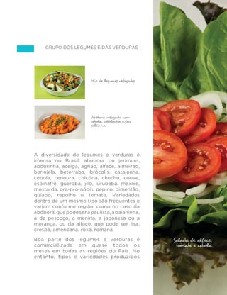 65 
GUIA ALIMENTAR PARA A POPULAÇÃO BRASILEIRA 
É muito importante planejar o que será consumido nas pequenas 
refeições, sobretudo quando se está fora de casa, por exemplo no 
trabalho ou na escola. Para evitar que, por falta de opções, você tenha 
que consumir alimentos ultraprocessados, traga de casa frutas frescas ou 
secas ou outros alimentos in natura ou minimamente processados ou uma 
preparação culinária que você aprecie. 
PARA MAIS OPÇÕES 
RQIRUPHGLVVHPRVDVUHIHLo}HVH[HPSOL´FDGDVQHVWHFDStWXORPRVWUDP 
opções de combinar alimentos que podem ser multiplicadas com a 
substituição entre alimentos que pertençam a um mesmo grupo. 
Para apoiar os leitores deste guia na criação de refeições baseadas em outras 
combinações de alimentos, descrevemos, a seguir, os principais grupos 
de alimentos que fazem parte da alimentação brasileira. Esses grupos 
FRUUHVSRQGHPDFRQMXQWRVGHDOLPHQWRVTXHSRVVXHPXVRFXOLQiULRHSHU´O 
nutricional semelhantes. Para cada um deles, relacionamos os alimentos que 
dele fazem parte, variedades existentes, usos culinários principais, sugestões 
de formas de preparo e propriedades nutricionais. 
 