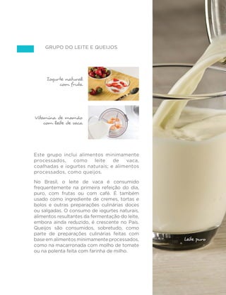 Batata assada 
com alecrim 
71 
GUIA ALIMENTAR PARA A POPULAÇÃO BRASILEIRA 
GRUPO DAS RAÍZES E TUBÉRCULOS 
Mandioca cozida com 
cebolinha e/ou salsinha 
Purê de batata-doce 
Este grupo inclui a mandioca, também 
conhecida como macaxeira ou aipim, batata 
ou batata-inglesa, batata-doce, batata-baroa 
ou mandioquinha, cará e inhame. 
Raízes e tubérculos são alimentos muito 
versáteis, podendo ser feitos cozidos, assados, 
ensopados ou na forma de purês. São 
frequentemente consumidos pelos brasileiros 
no almoço e no jantar, junto com feijão e arroz, 
legumes e carnes. Em algumas regiões do Brasil, 
a mandioca e a batata-doce são consumidas 
no café da manhã como substitutos do pão. 
A mandioca, em particular, também é usada 
no preparo de doces caseiros como pudins e 
bolos. 
A mandioca consumida na forma de farinha 
é acompanhamento frequente de peixes, 
legumes, açaí e vários outros alimentos. A 
farinha de mandioca também é usada como 
ingrediente de receitas de pirão, cuscuz, tutu, 
feijão-tropeiro e farofas. Nas regiões Norte e 
Nordeste, substitui com frequência o arroz na 
mistura com o feijão. 
Batata inglesa ao 
forno com ervas 
 