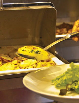 81 
GUIA ALIMENTAR PARA A POPULAÇÃO BRASILEIRA 
GRUPO DAS CARNES E OVOS 
Cozido de carne com 
batata e legumes 
Omelete com 
legumes 
Peixe assado 
Este grupo inclui carnes de gado, porco, cabrito e cordeiro (as 
chamadas carnes vermelhas), carnes de aves e de pescados e 
ovos de galinha e de outras aves. 
Carnes de vários tipos e ovos são frequentemente consumidos no 
Brasil como acompanhamento do feijão com arroz ou de outros 
alimentos de origem vegetal, sendo muito valorizados em face do 
sabor que agregam à refeição. Possuem também em comum o fato 
de serem ricos em proteína e em vitaminas e minerais. Entretanto, 
diferenças quanto ao tipo gordura, relação com a saúde, preço 
e disponibilidade recomendam que carnes vermelhas, de aves, 
pescados e ovos sejam considerados individualmente nesta seção. 
CARNES VERMELHAS 
Carnes de gado e de porco, assim como outras carnes vermelhas, 
são muito apreciadas no Brasil e são consumidas com muita 
frequência em todas as regiões do País. Alguns cortes são 
consumidos grelhados e temperados apenas com sal. Há os que 
são consumidos ensopados ou assados com batatas, mandioca 
e legumes e vários temperos e outros podem ser moídos para 
a preparação de molhos ou recheios. A forma de preparo mais 
indicada para cortes com maior quantidade de gordura é assar, 
 