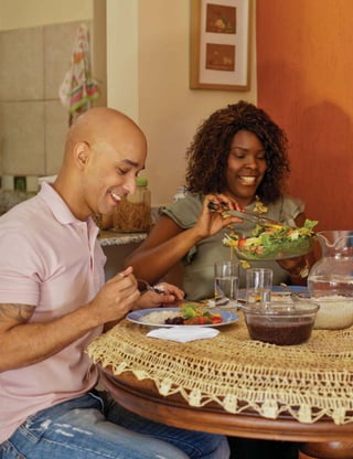 85 
GUIA ALIMENTAR PARA A POPULAÇÃO BRASILEIRA 
ÁGUA 
A água é essencial para a manutenção da 
vida. Sem ela, não sobrevivemos mais do 
que poucos dias. O total de água existente 
no corpo dos seres humanos corresponde 
a 75% do peso na infância e a mais da 
metade na idade adulta. 
Como qualquer alimento, a quantidade 
de água que precisamos ingerir por dia 
é muito variável e depende de vários 
fatores. Entre eles estão a idade e o peso 
da pessoa, a atividade física que realiza e, 
ainda, o clima e a temperatura do ambiente 
onde vive. Para alguns, a ingestão de dois 
litros de água por dia pode ser suficiente; 
outros precisarão de três ou quatro 
litros ou mesmo mais, como no caso dos 
esportistas. 
O importante é que os seres humanos são 
capazes de regular de maneira eficiente 
o balanço diário de água, de modo que, 
ao longo do dia, a quantidade ingerida 
corresponda à água que foi utilizada ou 
eliminada pelo corpo. 
O balanço diário de água é controlado 
por sofisticados sensores localizados em 
Filtro de barro 
Água com limão 
Água pura 
 