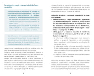 19
18
Fornecimento, receção e transporte do betão fresco
no estaleiro
A especificação de execução deve estabelecer as inspe-
ções e os ensaios do betão sobre amostras que devem
ser colhidas para ensaio no local de colocação ou, no
caso de betão pronto, no local de entrega.
O volume de betão a considerar para efeitos de rece-
ção deve ser:
– a amassadura ou a carga, sempre que a especifica-
ção de execução requeira ensaios do betão quanto
aos requisitos da consistência, do teor de ar, do teor
das fibras e da homogeneidade da sua distribuição,
ou da viscosidade, capacidade de passagem e resis-
tência à segregação do BAC;
– o lote, quando se tratar do requisito da resistência
característica à compressão, sendo o lote um dos
3 volumes seguintes:
• o volume do betão entregue para cada piso dum
edifício ou grupo de vigas/lajes ou pilares/paredes
de um piso de um edifício ou partes semelhantes de
outras estruturas;
• o volume do betão entregue numa obra durante
3 dias de betonagem consecutivos (podendo ser
descontinuados em termos de calendário), mas não
mais de 400 m3
;
• o volume do betão entregue para uma betonagem
contínua de grande volume.
O volume de betão para o lote deve ser definido pelo
projetista. No entanto, o utilizador pode propor altera-
ções que devem merecer o acordo do projetista.
Deve ser definido pelo projetista o plano de amostra-
gem para as diferentes propriedades, devendo as amos-
O produtor do betão destinado a ser utilizado na
construção duma estrutura de betão, à qual tenha
sido atribuída a classe de execução 2 ou 3, deve ter:
– o controlo da produção de betão certificado por
um organismo de certificação acreditado, em
conformidade com as disposições contantes da
NP EN 206 ou
– o sistema de gestão da qualidade da produção do
betão, certificado de acordo com a NP EN IS0 9001
por um organismo de certificação acreditado.
O certificado do controlo da produção ou do sis-
tema de gestão da qualidade deve ser disponibili-
zado pelo produtor do betão ao diretor de obra, ao
diretor de fiscalização de obra, à ASAE e à Câmara
Municipal, quando tal for solicitado.
Aquando da inspeção de receção do betão e antes da
descarga deve-se verificar a guia de remessa.
O betão deve ser inspecionado visualmente durante a
descarga. Esta deve ser interrompida se a aparência do
betão, julgada pela experiência, não for normal.
Devem ser minimizadas durante a carga, transporte e
descarga, do mesmo modo que durante o transporte no
estaleiro, quaisquer alterações prejudiciais ao betão
fresco, tais como segregação, exsudação, perda de pasta
ou quaisquer outras alterações. O sistema de transporte
deve evitar a segregação e a perda de água.
 
