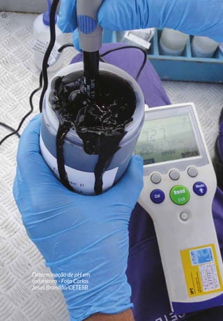 68 GUIA NACIONAL DE COLETA E PRESERVAÇÃO DE AMOSTRAS
3.4.4 Manipulação de Reagentes e Soluções
A preservação de amostras com a utilização de reagentes químicos tem
provocado inúmeros acidentes. Deve-se evitar a manipulação inade-
quada e a técnica de pipetar o reagente com auxílio da boca, evitando-
-se com isso queimaduras nas mãos, corpo e nos pés, ataque ao esmalte
dos dentes e a ingestão acidental do reagente.
A quebra de frascos e pipetas de vidro poderá ser evitada com a utili-
zação de frascos plásticos, tipo conta gotas ou pissete dosadoras, os
quais permitem adicionar diretamente na amostra a quantidade neces-
sária de reagente, sem o emprego de pipetas.
3.4.5 $PRVWUDV GH (øXHQWHV LQGXVWULDLV H GRP«VWLFRV 