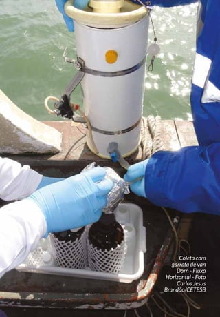 78 GUIA NACIONAL DE COLETA E PRESERVAÇÃO DE AMOSTRAS
4.2 Duplicata de Campo
É usada para medir a precisão e repetitividade dos procedimentos de
coleta, através da comparação dos resultados da análise de duas amos-
tras coletadas de um mesmo local, que são encaminhadas ao laborató-
rio como amostras “cegas” (USEPA, 2005).
São retiradas duas amostras ao mesmo tempo de um local (R1 e R2), as
quais são encaminhadas ao laboratório e analisadas. A variação entre
os resultados das duplicatas (RPD) é calculada de acordo com a fórmu-
la a seguir (AUSTRALIA, 2007):
Equação 2
De um modo geral, são consideradas “normais” variações no resultado
na ordem de 20% (AUSTRALIA, 2007). Porém é possível – e em alguns
casos recomendável – definir outros critérios de avaliação, como por
exemplo, no caso de ensaios biológicos, onde devem ser avaliados e
estabelecidos, durante a validação, critérios adequados à realidade
do ensaio.
4.3 Temperatura de Transporte e Armazenamento
Na maioria dos casos, as amostras devem ser transportadas sob
refrigeração. Procedimentos de controle de temperatura devem
ser realizados para garantir que o sistema adotado é eficiente, tais
como: medida da temperatura de frasco controle (água deionizada
ou glicerina) ou utilização de datalog na caixa térmica, equipamentos
esses adequadamente calibrados. A temperatura das amostras deve
ser avaliada no momento de chegada ao laboratório pela medida
da temperatura do frasco controle ou registros do datalog e o valor
obtido deve ser relacionado à temperatura da água e do ambiente no
momento da coleta e ao tempo de armazenamento.
Asamostrasdevemseranalisadasomaisrapidamentepossível,quando
da sua chegada ao laboratório; entretanto, em determinadas situações,
as amostras que possuem prazo de validade mais longo podem ser
armazenadas em câmara fria ou geladeira até o momento do ensaio,
sendo que a temperatura desses equipamentos deve ser controlada
por termômetros calibrados e adequadamente registrados, para fins
de rastreabilidade.
 