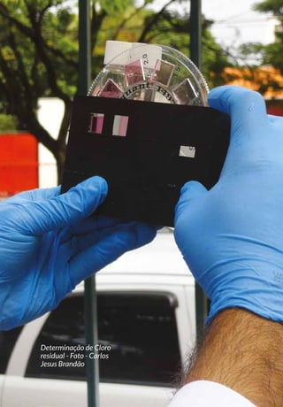 99EQUIPAMENTOS DE AMOSTRAGEM
O manuseio adequado normalmente requer dois técnicos para perfei-
ta estabilidade do equipamento, principalmente em locais com corren-
teza e mais profundos, e os modelos oceanográficos, de maior porte,
necessitam de guincho. Podem formar ondas de choque, minimizadas
com a diminuição da velocidade de descida do equipamento que, por
outro lado, pode provocar uma menor profundidade de penetração.
Em locais com correnteza ou profundos, recomenda-se que o mode-
lo tenha aletas (para proporcionar maior hidrodinamismo) e permita
a utilização de pesos adicionais (se possível no meio do equipamento),
para evitar a inclinação durante a sua descida e aumentar a penetração
no substrato, respectivamente.
Maiores informações sobre os métodos de fracionamento de amostras
obtidas com testemunhadores podem ser obtidas em MUDROCH e
MACKNIGHT (1994).
Modelos manuais (Fig. 28) são utilizados em ambientes rasos ou por
megulhadores em locais profundos. Podem ser construídos com um
tubo de PVC rígido de 25cm de diâmetro e cerca de 50cm de compri-
mento, ou mais. Na extremidade inferior podem ser feitos recortes,
para facilitar sua penetração no sedimento, e próximo à extremidade
superior podem ser feitos dois recortes horizontais através dos quais
se acopla uma barra para facilitar seu manuseio.
)LJXUD  7HVWHPXQKDGRU PRGHOR .DMDN%ULQNKXUVW .% FRUHU 