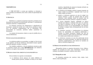 133
5 REFERÊNCIAS
A NBR 6023/2002 é a norma que estabelece os elementos a
serem incluídos em referências, bem como a ordem de apresentação dos
mesmos.
5.1 DEFINIÇÃO
Referência é o conjunto de elementos descritivos retirados de um
documento que permitem sua identificação individual. É constituída por
elementos essenciais e complementares.
Os elementos essenciais são indispensáveis à identificação do
documento, variando de acordo com o tipo (livros, periódicos, mapas
etc.). Os elementos complementares são as informações que,
acrescentadas às essenciais, permitem melhor caracterizar os
documentos.
Ao conjunto de documentos citados no corpo do trabalho dá-se o
nome de Referências.
5.2 LOCALIZAÇÃO DAS REFERÊNCIAS
As referências podem ser encontradas: no rodapé, no fim do texto
ou de capítulos, em lista de referências, antecedendo resumos (quando
publicado separado), resenhas e recensões.
Nos trabalhos acadêmicos, a lista de referências encontra-se após
os elementos textuais sob o título REFERÊNCIAS, sem indicativo
numérico, em negrito, fonte tamanho 12 e centralizado.
5.3 REGRAS GERAIS PARA APRESENTAÇÃO DAS REFERÊNCIAS
Devem obedecer às seguintes recomendações:
a) as referências devem aparecer em ordem alfabética de
entrada (autores pessoais, entidades ou títulos) ou em ordem
134
numérica, dependendo do sistema de chamada utilizado nas
citações, conforme a NBR 10520;
b) as referências são alinhadas somente à margem esquerda, em
espaço simples de entrelinha e separadas entre si por um
espaço simples em branco;
c) quando as referências aparecem em nota de rodapé e/ou
sistema numérico, a partir da segunda linha da mesma
referência, serão alinhadas abaixo da primeira letra da
primeira linha, de forma a destacar o expoente ou número;
d) o recurso tipográfico (negrito, sublinhado ou itálico)
utilizado para destacar o elemento título deve ser uniforme
em todas as referências. Isto não se aplica às obras sem
indicação de autoria ou de responsabilidade, cujo elemento
de entrada é o próprio título, já destacado pelo uso de letras
maiúsculas;
e) os elementos essenciais e complementares da referência
devem ser apresentados em sequência padronizada e
retirados do próprio documento. Quando isso não for
possível, utilizam-se outras fontes de informação, indicando-
se os dados assim obtidos entre colchetes; e
f) as referências constantes em uma lista padronizada devem
obedecer aos mesmos princípios. Ao optar pela utilização de
elementos complementares, estes devem ser incluídos em
todas as referências daquela lista.
5.4 MODELOS DE REFERÊNCIAS PARA MONOGRAFIAS
Monografias incluem os seguintes documentos: livros, folhetos,
trabalhos de conclusão de curso, teses, dissertações, manual, guia,
catálogo, enciclopédia, dicionário, relatórios entre outros.
5.4.1 Monografia no todo
Os elementos essenciais são: autor(es), título, edição, local,
editora e data de publicação.
 