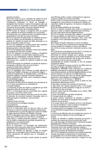 126
anexo II | texto da NR20
exercícios simulados.
20.14.3 Nos casos em que os resultados das análises de riscos
indiquem a possibilidade de ocorrência de um acidente cujas
consequências ultrapassem os limites da instalação, o
empregador deve incorporar no plano de emergência ações que
visem à proteção da comunidade circunvizinha, estabelecendo
mecanismos de comunicação e alerta, de isolamento da área
atingida e de acionamento das autoridades públicas.
20.14.4 O plano de resposta a emergências deve ser avaliado
após a realização de exercícios simulados e/ou na ocorrência
de situações reais,com o objetivo de testar a sua eficácia,detectar
possíveis falhas e proceder aos ajustes necessários.
20.14.5 Os exercícios simulados devem ser realizados durante o
horário de trabalho, com periodicidade, no mínimo, anual,
podendo ser reduzida em função das falhas detectadas ou se
assim recomendar a análise de riscos.
20.14.5.1 Os trabalhadores na empresa devem estar envolvidos
nos exercícios simulados, que devem retratar, o mais
fielmente possível, a rotina de trabalho.
20.14.5.2 O empregador deve estabelecer critérios para avaliação
dos resultados dos exercícios simulados.
20.14.6 Os integrantes da equipe de resposta a emergências
devem ser submetidos a exames médicos específicos para a
função que irão desempenhar, conforme estabelece a Norma
Regulamentadora n.º 7, incluindo os fatores de riscos
psicossociais, com a emissão do respectivo atestado de saúde
ocupacional.
20.14.7 A participação do trabalhador nas equipes de resposta a
emergências é voluntária, salvo nos casos em que a
natureza da função assim o determine.
20.15 Comunicação de Ocorrências
20.15.1 O empregador deve comunicar ao órgão regional do
Ministério doTrabalho e Emprego e ao sindicato da categoria
profissional predominante no estabelecimento a ocorrência de
vazamento, incêndio ou explosão envolvendo inflamáveis e
líquidos combustíveis que tenha como consequência qualquer
das possibilidades a seguir:
a) morte de trabalhador(es);
b) ferimentos em decorrência de explosão e/ou queimaduras de
2º ou 3º grau, que implicaram em necessidade de
internação hospitalar;
c) acionamento do plano de resposta a emergências que tenha
requerido medidas de intervenção e controle.
20.15.1.1 A comunicação deve ser encaminhada até o segundo
dia útil após a ocorrência e deve conter:
a) Nome da empresa, endereço, local, data e hora da ocorrência;
b) Descrição da ocorrência, incluindo informações sobre os
inflamáveis, líquidos combustíveis e outros produtos
envolvidos;
c) Nome e função da vítima;
d) Procedimentos de investigação adotados;
e) Consequências;
f) Medidas emergenciais adotadas.
20.15.1.2 A comunicação pode ser feita por ofício ou meio
eletrônico ao sindicato da categoria profissional predominante
no estabelecimento e ao setor de segurança e saúde do trabalho
do órgão regional do Ministério doTrabalho e Emprego.
20.15.2 O empregador deve elaborar relatório de investigação e
análise da ocorrência descrita no item 20.15.1, contendo as
causas básicas e medidas preventivas adotadas, e mantê-lo no
local de trabalho a disposição da autoridade competente, dos
trabalhadores e seus representantes.
20.16 Contratante e Contratadas
20.16.1 A contratante e as contratadas são solidariamente
responsáveis pelo cumprimento desta Norma Regulamentadora.
20.16.2 Das responsabilidades da Contratante.
20.16.2.1 Os requisitos de segurança e saúde no trabalho
adotados para os empregados das contratadas devem ser, no
mínimo, equivalentes aos aplicados para os empregados da
contratante.
20.16.2.2 A empresa contratante, visando atender ao previsto
nesta NR, deve verificar e avaliar o desempenho em segurança
e saúde no trabalho nos serviços contratados.
20.16.2.3 Cabe à contratante informar às contratadas e a seus
empregados os riscos existentes no ambiente de trabalho e as
respectivas medidas de segurança e de resposta a emergências a
serem adotadas.
20.16.3 Da Responsabilidade das Contratadas.
20.16.3.1 A empresa contratada deve cumprir os requisitos de
segurança e saúde no trabalho especificados pela contratante,
por esta e pelas demais Normas Regulamentadoras.
20.16.3.2 A empresa contratada deve assegurar a participação
dos seus empregados nas capacitações em segurança e saúde
no trabalho promovidas pela contratante, assim como deve
providenciar outras capacitações específicas que se façam
necessárias.
20.17Tanque de líquidos inflamáveis no interior de edifícios
20.17.1 Os tanques para armazenamento de líquidos inflamáveis
somente poderão ser instalados no interior dos edifícios
sob a forma de tanque enterrado e destinados somente a óleo
diesel.
20.17.2 Excetuam-se da aplicação do item 20.17.1 os tanques de
superfície que armazenem óleo diesel destinados à
alimentação de motores utilizados para a geração de energia
elétrica em situações de emergência ou para o funcionamento
das bombas de pressurização da rede de água para combate a
incêndios, nos casos em que seja comprovada a
impossibilidade de instalá-lo enterrado ou fora da projeção
horizontal do edifício.
20.17.2.1 A instalação do tanque no interior do edifício deve ser
precedida de Projeto e de Análise Preliminar de
Perigos/Riscos (APP/APR), ambos elaborados por profissional
habilitado, contemplando os aspectos de segurança, saúde e
meio ambiente previstos nas Normas Regulamentadoras,normas
técnicas nacionais e, na ausência ou omissão destas, nas
normas internacionais, bem como nas demais regulamentações
pertinentes, e deve obedecer aos seguintes critérios:
(Vide prazo no Art. 3ª da Portaria n.º 308/2012)
a) localizar-se no pavimento térreo, subsolo ou pilotis, em área
exclusivamente destinada para tal fim;
b) deve dispor de sistema de contenção de vazamentos:
c) deve conter até 3 tanques separados entre si e do restante
da edificação por paredes resistentes ao fogo por no mínimo 2
horas e porta do tipo corta-fogo;
d) possuir volume total de armazenagem de no máximo 3.000
litros, em cada tanque;
e) possuir aprovação pela autoridade competente;
f) os tanques devem ser metálicos;
g) possuir sistemas automáticos de detecção e combate a
incêndios, bem como saídas de emergência dimensionadas
conforme normas técnicas;
h) os tanques devem estar localizados de forma a não bloquear,
em caso de emergência, o acesso às saídas de emergência e
aos sistemas de segurança contra incêndio;
i) os tanques devem ser protegidos contra vibração,danos físicos
e da proximidade de equipamentos ou dutos geradores
de calor;
j) a estrutura da edificação deve ser protegida para suportar um
eventual incêndio originado nos locais que abrigam os
tanques;
k) devem ser adotadas as medidas necessárias para garantir a
ventilação dos tanques para alívio de pressão, bem como
para a operação segura de abastecimento e destinação dos gases
produzidos pelos motores à combustão.
20.17.2.2 O responsável pela segurança do edifício deve designar
responsável técnico pela instalação, operação, inspeção e
manutenção, bem como pela supervisão dos procedimentos de
segurança no processo de abastecimento do tanque.
20.17.2.3 Os trabalhadores envolvidos nas atividades de operação,
inspeção, manutenção e abastecimento do tanque devem
ser capacitados com curso Intermediário, conforme Anexo II.
20.17.3 Aplica-se para tanques enterrados o disposto no item
 