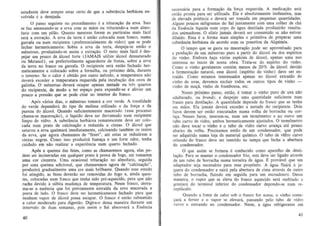estudante deve sempre estar certo de que a substancia herbacea envolvida e a desejada.
o passo seguinte no procedimento e a trituraIJ8.o da erva. !sso
se faz amassando-se a erva com as maos ou triturando-a num almofariz com urn piJao. Quanto menores forem as partlculas mais facil
sera a extralrao. A erva da terra e entao colocada num [rasco, numa
garrafa ou num recipiente (preferencialmente de vidro) que se pode
fe char hermeticamente. Sobre a erva da terra, despeja-se entao 0
menstruo, produzindo-se assim a extraIJao. 0 meio mais facil e despejar urn pouco de alcoal forte (JAMAlS utilize alcool desnalUrado
ou Metanol) , ou preferivelmeme aguardente de {rutas, sobre a erva
da terra no frasco ou garrafa. 0 recipiente sera entao fecbad o hermeticarnente e colocado sobre a fornalba, ou pr6ximo dela, durante
o inverno. Se 0 calor e obtido por outro metodo, a temperatura nao
devera exceder a temperatura requerida pela incubaIJao dos ovos de
galinha. 0 menstruo devera ocupar apenas rnetade ou trk quartos
do recipiente, de modo a ler espa~ para expandir-se e aliviar urn
poueo a pressao que se pede criar no interior do (rasco.
Ap6s varios dias, 0 menstruo tomara a cor verde. A tonalidade
do verde depeodera do tipo de melissa utilizado e da forlJa e da
pureza do alcool. Quando suficientemente rnacerado (esse processo
chama-se maceraIJao), 0 liquido deve ser derramado num redpiente
limpo de vidro. A substancia berbacea remanescente deve ser colocada num prato de caldnaIJao e reduzida a cinzas. 0 alcoal que
saturou a erva queimani imediatamente, caldnando tam'bem os restos
da erva, que agora chamamos de "fezes", ate estas se reduzirern a
cinus negras. Como i5S0 produziri fumaIJa e urn forte odor, teoha
cuidado em nao realizar a experiencia num quano fechado.
Ap65 a queirna das fezes, como as chamaremos agora, elas podem ser ind neradas em qualquer prato a prova de fogo, ate tomarem
uma cor cinzenta. Uma ocasional trituraIJao no almofariz, seguida
por urna queirna adicional, que chamaremos agora de "c alcinaIJao",
produzira gradualmente urna cor mais brilhante . Quando esse estado
foi atingido, as fezes deverao ser removidas do fogo e, ainda quenles, colocadas num frasco que tenha sido pre-aquecido, para que nao
rache devido a subita mudanIJa de temperatura. Nesse frasco, derrama-se a essencia que foi previamente extraida da erva macerada e
posta de lado. 0 frasco deve ser herrneticamente fechado para que
neohum vapor de alcoal possa escapar. 0 frasco e entao submetido
a calor moderado para digestao. Digira-o dessa maneira durante urn
intervalo de duas semanas, pais assim 0 Sal absorvera a Essencia

40

necessana para a formayao da farIJa requerida. A medic~ao esta
entao pronta para ser utilizada. Ela e absolutamente inofensiva, mas
de elevada patencia e devera ser tomada em pequenas quantidades.
Alguns poucos miligramas do Sal juntamente com uma cother de cM
da Essencia liquida num copo de agua destilada produzirao resultados animadores. 0 elixir jamais devera ser consumido se nao estiver
diluido. Essa e a forma mais simples e primitiva de preparar uma
substancia herbacea de acordo com os preceitos da Alquimia.
o tempo que se gasta na macerayao pode ser aproveitado para
a produIJao de urn menst ruo puro a partir do alcool ou dos espiritos
do vinho. Emhora haja varias esp6cies de alcoai, apenas uma nos
interessa no inicio de nossa obra. Trata-se do espirito do vinho.
Como 0 vinho geralmente contem menos de 20% de alcool devido
a fermentaIJ80 natural, esse alcoal (espirito do vinho) deve ser extfaido. Como estamos interessados apenas no alcoal extraido do
vinho de uvas, devemos e}tciuir todos os oulros tipos de vinho vinho de maIJa, vinho de framboesa, etc.
Nosso pr6ximo passo, entao, e tomar 0 vinho puro de uva nao
adulterado, ou brandy, e despejar uma quantidade suficiente num
trasco para destiJaIJao. A quantidade depende do fraseo que se tenba
em maos. Ela jamais devera exceder a metade do recipiente. Dois
furos devem seT entao executados numa rolha de borracba ou cortiIJa. Nesses fUfOS, inserem-se, num urn termometTo e no outro urn
lubo curvo de vidro, ambos hermeticamente aj uslados. 0 termometro
nao deve locar 0 vinho e 0 tube de vidro curvo avanIJa ate pouco
abaixo da rolha. Precisamos entao de urn condensador, que pode
ser adquirido numa loja de material quimico. 0 tubo de vrdro curvo
oriundo do trasco deve ser inserido na tampa que fecha a abenura
do condensador.
o que assim se formou e conhecido como aparelho de destilaIJao. Para se manter a condensador frio , este deve ser Iigado atraves
de urn tubo de borracha numa tomeira de agua. :e. provavel que urn
adaptador seja necessario para esse prop6sito. A agua f1uira a jaqueta do condensador e saira pela abertura de dma alraves de outro
lubo de borracha, f1uindo em seguida para urn escoadouro. Dessa
maneira . 0 vapor que se eleva do frasco aquecido sera resfriado e
gotejara do terminal interior do condensador depondo-se num receptaculo.
Quando a fonte de calor sob 0 frasco for acesa. 0 vinho comeIJani a ferve r e 0 vapor se elevara, passando pelo lubo de vid ro
curvo e entrando no condensador. Neste, a agua refrigerante em
41

 