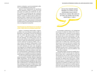INTRODUÇÃO                                                                              Guia Municipal de Prevenção da Violência Letal contra Adolescentes e Jovens



             nósticos e avaliações, o que tem prejudicado a eficá-
             cia e a sustentabilidade de muitas ações.
                 Apesar de estar fundamentado em experiências                         Por que meu município deveria
             concretas aplicadas no Brasil e no exterior, este Guia                   priorizar esta temática se aqui
             não propõe uma política pré-estabelecida. Seu obje-
                                                                                       aconteceram poucas mortes
             tivo é fornecer as ferramentas para que os gestores,
             pautados na realidade específica de seus municípios,                  violentas de jovens? Não seria este
             tenham condições de elaborar políticas públicas pró-                  um tema a ser tratado por policiais,
             prias para reduzir a violência letal contra sua popula-                      promotores e juízes?
             ção de adolescentes e jovens. Pois as intervenções nes-
             te sentido, e os “passos” aqui propostos, só alcançarão
             resultados efetivos se forem adequados de forma crite-
             riosa a um diagnóstico local preciso.


             Priorização da prevenção da violência
             letal como parte da agenda municipal

                 Embora a Constituição Federal defina a Seguran-              Os municípios transformam-se em protagonistas
             ça Pública como uma atribuição estadual, justifica-se        do processo de redução da violência letal contra jo-
             plenamente a preocupação crescente das prefeituras           vens e adolescentes no momento em que passam a
             com este campo. Não apenas porque é nas cidades              encarar estas mortes como um fenômeno complexo
             que o crime e a violência são diretamente vivencia-          que desafia todos os atores institucionais, e não ape-
             dos pela população, mas também porque parte dos              nas como um conjunto de “casos individuais” a serem
             recursos para enfrentar esses problemas encontra-se          resolvidos pelo sistema de justiça criminal. De fato, os
             alocada no âmbito das administrações municipais. O           municípios são atores destacados neste processo, pois
             conceito tradicional de Segurança Pública como as-           podem atuar no âmbito local, conhecendo de forma
             sunto exclusivo das polícias, fundamentado na ótica          mais precisa as causas de cada morte e o perfil de cada
             reativo-repressiva de “combate ao crime” vai aos pou-
                                                         ,                vítima. Assim, seus conhecimentos do território e da
             cos sendo substituído por noções mais abrangentes,           população lhe conferem uma profundidade e uma fle-
             como segurança com cidadania ou gestão integrada da          xibilidade das quais carece o sistema de justiça crimi-
             ordem pública. Esta nova visão remete à necessidade de       nal, pois podem atuar nas causas do problema e não
             intervenção sobre o ambiente econômico, social, cultu-       apenas sobre os sintomas.
             ral e territorial gerador ou alimentador da criminalida-         Toda política pública necessita de respaldo dos re-
             de, assim como à convergência de objetivos entre políti-     presentantes do poder executivo para ser implemen-
             cas de segurança e políticas de promoção da cidadania.       tada de forma séria e comprometida. Por mais bem
                 Os novos conceitos ressaltam o caráter local das expe-   intencionada que seja, ela não se sustenta apenas por
             riências, percepções e demandas referentes à Segurança       sua relevância. No caso de uma política de redução e
             Pública, direcionando o foco das políticas não apenas        prevenção da violência letal contra jovens, é funda-
             para os problemas gerais dos municípios, como também         mental que isto se torne uma prioridade de governo.
             para o conjunto de questões específicas de cada comuni-      Em outras palavras, a prefeitura tem de reconhecer a
             dade. Considerando que a necessidade de elaborar polí-       importância do problema da violência letal contra os
             ticas municipais de prevenção da violência não é ainda       adolescentes e jovens e priorizá-lo. A política aqui pro-
             consensual, poderão surgir as seguintes perguntas, prin-     posta não é uma estratégia com início, meio e fim que
             cipalmente nos municípios de pequeno porte:                  possa ser completada em um certo intervalo de tempo


22                                                                                                                                                              23
 
