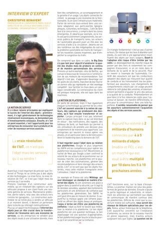 11
Ce triangle fondamental n’exclue pas d’autres
acteurs. On réalise que les taux d’abandon sont
élevés, ils sont liés à une appropriation insuf-
fisante des objets par leurs usagers. Quant à
l’adoption elle risque d’être limitée par les
coûts. Le développement du marché risque de
passer par des tiers et notamment les com-
pagnies d’assurance, si on en reste dans le
domaine de la santé et de la sécurité. Pour
en revenir à l’exemple de l’automobile, l’in-
térêt des assureurs est que les conducteurs
adoptent des objets qui mesurent leur qualité
de conduite et les transmettent (via les plate-
formes) aux assureurs. Les changements de
comportements induits par cet usage peuvent
réduire le coût global des sinistres, et éventuel-
lement permettre d’ajuster le prix des polices
à la qualité de la conduite. Potentiellement on
peut donc à la fois réduire les coûts pour l’as-
sureur et baisser, de manière différentielle, le
prix pour le consommateur. Avec une telle hy-
pothèse, il semble raisonnable de penser que
les assureurs subventionneront l’acquisition
des objets et des services associés.
Aujourd’hui estimé à 2
milliards d’humains
connectés par 4 à 5
milliards d’objets
(mobile et PC), c’est
un marché qui est
voué à être multiplié
par 10 dans les 5 à 10
prochaines années.
L’IoT fonctionne ainsi, sur la base d’écosys-
tèmes. Le premier maillon est celui des plate-
formes de gestion de données. Ensuite s’ajoute
la partie logistique et industrielle, et notam-
ment les antennes qui permettent aux objets
de communiquer de manière continue avec
les plateformes. Difficile de croire que la cou-
verture mobile est suffisante, nous auront des
réseaux de télécom spécialisés pour ces ob-
jets. Nokia, acteur historique de la téléphonie,
s’est aujourd’hui concentré sur l’installation
d’antennes, au service de ce nouveau marché
en pleine expansion, mais d’autres acteurs
surgissent tels que Sigfox. La question est de
bien des compétences, un accompagnement et
la garantie d’un usage. Les objets connectés fa-
cilitent le passage à une économie de la fonc-
tionnalité, ils en sont l’infrastructure matérielle.
Parler de services sous-entend donc une cer-
taine adaptation aux particularités (géogra-
phiques, culturelles, techniques,…) afin de faire
face à la concurrence, y compris dans les zones
émergentes. A Jakarta par exemple, où le tra-
fic est particulièrement congestionnés, les ser-
vices publics de transports rares, les acteurs
de l’automobile peuvent jouer un rôle avec les
services d’aide à la circulation. Jakarta est un
des nombreux cas des mégalopoles du sud où
le problème automobile est moins de transpor-
ter les nouvelles classes moyennes, que d’em-
pêcher la congestion du trafic.
On comprend que dans ce cadre, le Big Data
n’a pas tant pour objectif d’améliorer la qua-
lité des études mais de produire en continu
et de manière personnalisée des services.
Prenons un autre exemple, celui de Netflix, qui
consacre beaucoup de ressources à l’améliora-
tion de ses moteurs de recommandation. Son
objectif n’est pas d’apprendre davantage sur
les goûts de ces clients, mais bien de leur fournir
un service utile qui représente un réel avantage
compétitif : leur faciliter le choix dans un cata-
logue considérable. La connaissance du client
est presque marginale, elle est tapie dans les
machines.
LA NOTION DE PLATEFORME :
On parle de services, mais il faut également
évoquer la technologie qui permet de les créer.
L’IoT est souvent associée à la notion de cap-
teurs, des capteurs qui produisent des don-
nées, qu’il faut ensuite transformer et ex-
ploiter. L’enjeu principal n’est pas tellement
dans la capture mais dans ce qui est distribué
en retour : des notifications, des rappels, des
tableaux de bord, un feed-back qui permet à
ces utilisateurs de prendre une décision plus
simplement et de manière plus opportune. Les
entreprises qui sauront le mieux opérer ces
phases, et en particulier dans la dernière pren-
dront le leadership dans le domaine de l’IoT.
Il faut regarder aussi l’objet dans sa relation
aux plateformes. Google et plus largement
les GAFA ont les compétences pour opérer les
plateformes nécessaires à l’IoT. Récemment, le
rachat de Nest par Google a bien confirmé la
volonté de ces acteurs de se positionner sur ce
nouveau marché. Les plateformes ont le pou-
voir de créer des automatismes, générer des
recommandations et faire interagir des acteurs
variés. L’IoT ce ne sont pas que les objets ma-
tériels, mais cette relation triangulaire entre
l’utilisateur, l’objet et la plateforme.
Un exemple en France est celui Withings qui
veut développer un standard en matière d’in-
ternet des objets. Ils ont sûrement une place à
gagner dans la santé et la sécurité, car il s’agit là
de données sensibles, appelant des traitements
particuliers et une dimension de confiance que
les plateformes généralistes (les GAFA) ne
sont peut-être pas en mesure de donner. Si au-
jourd’hui la marque gagne une certaine popu-
larité en offrant des objets beaux et pratiques,
l’enjeu à terme est d’être une plateforme de
confiance, l’objet au fond ne faisant que média-
tiser la relation à la plateforme. Le lien objet/
plateforme est une question technique, le lien
objet/usager est une question d’appropriation,
le lien plateforme/usager boucle la boucle pour-
vu qu’il se caractérise par la confiance.
INTERVIEW D’EXPERT
CHRISTOPHE BENAVENT
PROFESSEUR À L’UNIVERSITÉ PARIS OUEST
DIRECTEUR DE L’ECOLE DOCTORALE EOS (
ECONOMIE, ORGANISATION ET SOCIÉTÉ)
LA NOTION DE SERVICE
Il y a deux raisons principales qui expliquent
le succès de l’internet des objets : première-
ment, il s’agit généralement de technologies
relativement économiques, ne demandant pas
d’investissements colossaux. Ensuite, et c’est
un point essentiel, c’est l’opportunité pour les
entreprises de renouveler leurs produits et de
créer de nouveaux services associés.
La vraie révolution
de l’IoT, ce n’est pas
l’objet mais les services
qu’il va rendre !
Avant tout, il est important de préciser que l’In-
ternet of Things ne se limite pas à des objets
et des technologies. La vraie force, la vraie ré-
volution de l’IoT, ce n’est pas l’objet mais les
services qu’il va rendre.
Prenons l’exemple d’un constructeur auto-
mobile, qui en installant des capteurs sur ses
véhicules propose à son client toute une nou-
velle gamme de services. Maintenance prédic-
tive, alerte radars, relai avec des acteurs tiers
comme les garagistes… Le constructeur auto-
mobile ne se limite plus à vendre un véhicule
à un moment donné, il devient un partenaire
dans la durée qui interagit continuellement
Plus qu’un apport technologique, l’internet des
objets joue un rôle crucial dans la transfor-
mation de l’économie vers une économie de
services, où les entreprises ne vendent plus
des objets voués à une utilisation donnée, mais
 