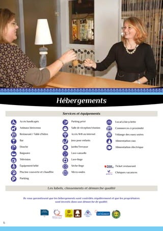 Pont Favrol, rue Buand, vers Coëtlogon
Ce pont délimite le Morbihan des Côtes d'Armor. Jadis,
l'activité des tanneurs y était très importante, au bord du
Ninian. La dernière tannerie a fermé ses portes vers 1870.
Calvaire Saint-Judicaël, Rue de Loudéac
Ce calvaire remémore l'existence de la première église de
La Trinité, dédiée à Saint-Judicaël, Roi Breton de l'an 612 à
638. C'est ici qu'il vint s'établir quelques temps . Il nomma
alors notre région "Poutrocoêt", qui devint "Porhoët", c'est-à-
dire "pays de l'autre côté des bois" en Breton. De plus, 3
anciennes voies romaines se croisèrent en l'actuelle forêt de
Lanouée : cette particularité fit naître ici le culte du chiffre
trois, et de la Sainte-Trinité (Dieu le Père, le Fils, et le Saint
Esprit).
A la découverte de Saint-Malo
des Trois Fontaines...
Les trois fontaines, au bourg derrière le cimetière
L'une est dédiée à Saint-Malo, la seconde à la Vierge, et la
dernière à Saint-Mathurin. Le chiffre trois fait référence au
culte de la Sainte-Trinité (Dieu le Père, le Fils et le Saint-
Esprit). Autrefois, existait une chapelle du 15ème
siècle. Les
3 fontaines étaient le lieu de rendez-vous des lavandières.
Eglise Saint-Malo, au bourg
Cette commune dépendait de Mohon jusqu’en 1846 et
intégrait le diocèse de Saint-Malo avant la révolution, d'où
son nom. L’église fut construite en 1870. Le bourg était alors
près des trois fontaines.
Sculpture sur une façade à Penfra
Sur la façade d'une maison du village de Penfra, au niveau
du 1er
étage, entre deux ouvertures, ce bas relief du 18ème
siècle est en l'honneur du Roi Jacques II qui séjourna 2
nuits dans cette maison. Il fuyait la Grande Bretagne où son
gendre l'avait destitué de ses fonctions. "Penfra" signifie en
breton "tête de roi". Il est représenté avec son sceptre.
8
8
9
9
10
10
 