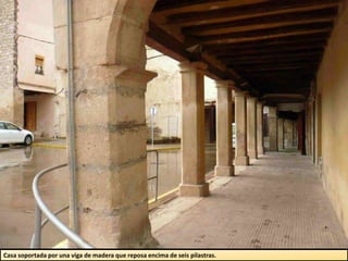 Casa soportada por una viga de madera que reposa encima de seis pilastras.
 