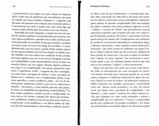H AN S U LR IC H G U M Il R E C H T Produção de Presença 159
e provavelmente nem sequer na seção cultural da imprensa
diária . Outro tipo de problemas que normalmente pode
ser tratado em nossos mundos cotidianos é o daqueles cuja
discussão não promete nem soluções nem resultados práticos.
Concentrarmo-nos neles é muitas vezes visto como algo que
tomaria tempo demais (por isso mesmo, seria caro demais).
Entendido de modo adequado, o estatuto de torre de mar-
fim do mundo acadêmico nos permite lidar precisamente com
esses tópicos, problemas e questões sem excluir nenhuma pos-
sível repercussão na sociedade. É que, para estender a metáfora
um pouco mais, essa torre fica longe da sociedade e é muito
diferente dela, mas tem portas e janelas. Poder analisar tópicos
de risco graças à distância da torre em relação à sociedade e po-
der trabalhar com esses tópicos em condições de fraca pressão
de tempo significa que, em vez de sermos obrigados a reduzir
sua complexidade (como invariavelmente temos de fazer em
situações diárias, que nos exigem soluções rápidas), podemos
nos expor à sua complexidade e até mesmo aumentá-la. Aqui
entra a "experiência vivida", a segunda das duas convergên-
cias entre nossa concepção de estética e nossa concepção de
história. Se o confronto com a complexidade, porém, é que
torna específico o ensino acadêmico, então - em vez de ob-
sessivamente atribuirmos sentido e, por essa via, oferecermos
soluções - deveríamos, o mais possível, procurar uma prática
de ensino na modalidade da experiência vivida [Erlebell].129O
bom ensino acadêmico consiste em pôr a complexidade em
cena; trata-se de chamar a atenção dos alunos para fenôme-
nos e problemas complexos, mais do que prescrever modos de
compreender certos problemas e, em última análise, de lidar
com eles.Em outras palavras, o bom ensino acadêmico deveria
.,
ser dêitico, mais do que interpretativo e orientado para solu-
ções. Mas, como pode um estilo dêitico de ensino não termi-
nar em silêncio e, talvez pior, numa contemplação e admiração
quase místicas de tamanha complexidade? Para uma analogia
que ajuda a clarificar este ponto, podemos regressar ao novo
- enfatico - conceito de "leitura", que provavelmente vem da
experiência específica que os leitores têm tido com certos ti-
pos de literatura moderna. Tal "leitura", tanto leitura de livros
quanto leitura do mundo, não é simplesmente uma atribuição
de sentido. É o movimento interminável, o movimento alegre
e doloroso entre perder e voltar a ganhar controle intelectual e
orientação - que pode ocor rer no confronto com (quase?) to-
dos os objetos culturais, desde que ele ocorra nas condições de
baixa pressão de tempo, isto é, sem que se espere de imediato
uma "solução" ou uma "resposta". Esse movimento é exata-
mente aquilo a que nos referimos quando dizemos que uma
aula ou um seminário "ampliou" o nosso pensamento.
Quase sem perceber (mas nunca por acaso), nesta discus-
são sobre as consequências que uma concepção da estética
e da história orientada para a presença podem ter em nosso
ensino, chegamos à vizinhança intelectual de alguns dos au-
tores clássicos no tem a do ensino e da instituição acadêmicos.
Niklas Luhmann, por exemplo, caracterizava a universidade
como um "sistema social secundário", ou seja, um sistema
social cuja funç ão seria a produção de complexidade - por
distinção e como reação à maioria dos outros sistemas so-
ciais, que Luhmann via como sendo orientados a reduzir a
complexidade dos seus ambientes.U I! Graças à complexidade
gerada pela combinação da pesquisa acadêmica e do ensino
nas universidades, as sociedades dispõem de alternativas àquilo
 