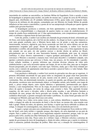 2
OS MÚLTIPLOS DESAFIOS DE UM GESTOR DE MEIOS DE HOSPEDAGEM
Fabio Vinicius de A. Passos, Gustavo de S. Araujo, Fátima F. de Rosário, Jefferson J.Andrade, José Roberto S. Mendes
________________________________________________________________________________________________
GVcasos | São Paulo | V. 10 | n. 1 | jan-jun 2020 www.fgv.br/gvcasos
intercâmbio de combate ao narcotráfico, no Instituto Militar de Engenharia. Feito o acordo, o meio
de hospedagem se preparou para receber, em junho do mesmo ano, o grupo de cerca de 80 militares
daquele país, distribuídos em 28 unidades habitacionais (UHs), quase todas com ocupação tripla.
Tratava-se de militares de alta patente, comandados por um Ministro de Estado Militar de grande
influência na luta contra o narcotráfico, a ponto de ter sua autoproteção reforçada por quatro agentes
cedidos pelo governo brasileiro.
A hospedagem aconteceu a contento, em bons apartamentos e em andares distintos, de
acordo com a disponibilidade e a disposição de quartos triplos no corpo do estabelecimento. O
tempo de estadia ficou estabelecido em 12 dias aproximadamente, com compromissos permanentes
entre os militares e algumas horas de lazer para todos.
Certo dia, porém, o senhor Luiz recebeu um chamado da governanta do hotel, solicitando que
ele fosse, com muita urgência, até o hall de um dos andares. Ao chegar ao local, o gestor deparou-se
com uma grande confusão, pois o Ministro havia dado voz de prisão a uma das camareiras,
intencionando, inclusive, algemá-la, pois havia acontecido um furto de vários dólares em um dos
apartamentos ocupados pelo grupo. Diante de situação tão inusitada, o senhor Luiz buscou
intermediar o conflito, não permitindo que o militar prendesse a moça, com o forte argumento de que,
não estando em seu país, ele não poderia exercer o devido direito de polícia no Brasil,
principalmente por se tratar de uma funcionária honesta, considerada, pela casa, de extrema
confiança. A moça chorava copiosamente e negava qualquer participação no furto. Foi difícil
convencer o Ministro a encontrar a maneira mais viável para descobrir o verdadeiro culpado, sem
apontar a primeira pessoa que estivesse à frente, mas, aos poucos, ele foi entendendo a questão.
Como solução imediata, o gerente informou que existiam diversas câmeras de vídeo pelo
estabelecimento e que seria necessário apenas um tempo, de um ou dois dias, para que as imagens
fossem pesquisadas, por ele próprio, com todo rigor. Solicitou, ainda, que o fato fosse relatado por
escrito, com o número do apartamento onde havia ocorrido o possível furto e o valor furtado. Mais
calmo, o militar concordou.
Com paciência e dedicação, o senhor Luiz assistiu às gravações nos dias que se seguiram. A
primeira dificuldade encontrada foi que quase todos os integrantes do grupo eram bem parecidos
entre si: mesma estatura, mesma cor de pele, mesmo corte de cabelo e, quase sempre, mesmas
vestimentas. Mas, em determinado momento, no quarto em questão, que abrigava dois militares de
alta patente, aconteceu uma movimentação atípica: os hóspedes saíram, pela manhã, com roupa de
praia, e, pouco tempo depois, outro sujeito adentrou o apartamento, permanecendo por alguns
minutos, e saiu tranquilamente. Pela cor da roupa, foi possível identificar que o sujeito solicitou a
chave do quarto à recepção, em nome do colega, para cometer o furto. Não querendo levantar
suspeitas, ele não usava o elevador, subia e descia pelas escadas, o que dificultou bastante a
elucidação do caso, porque não havia gravação nas escadas. Mas, depois de quase três dias de
cuidadosa observação, o gerente conseguiu desvendar o problema. As cenas foram gravadas em CD
e entregues ao Ministro, para que observasse com calma.
O militar viu o vídeo, reviu outras vezes, e, com certeza, identificou o suspeito. Solicitou,
então, o aluguel do salão de convenções do hotel, a fim de fazer, no mesmo dia, uma reunião com
todo o grupo. Diante de todos, ele apontou, sem hesitar, o sujeito que havia subtraído os dólares do
colega. A situação foi constrangedora, mas, diante dos fatos, teve um desfecho previsível.
A seguir, o grupo saiu para seus compromissos, e o militar transgressor ficou retido no lobby-
bar do hotel, com outro militar o vigiando, porque, dias depois, ele seria deportado ao seu país de
origem. Para o senhor Luiz, o quadro ficou angustiante naqueles momentos, porque, toda vez que
passava pelo lobby, recebia um olhar fulminante do sujeito, que parecia querer trucidá-lo.
Passaram-se dois dias. Pouco antes de o infrator viajar, o Ministro solicitou a presença da
equipe de governança do meio de hospedagem e, diante de todos, ordenou que o sujeito se retratasse
junto à camareira, pedindo desculpas de joelhos. Mais uma vez, a situação foi constrangedora. O
 