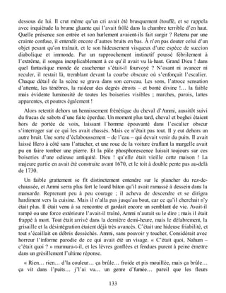 dessous de lui. Il crut même qu’un cri avait été brusquement étouffé, et se rappela
avec inquiétude la brume gluante qui l’avait frôlé dans la chambre terrible d’en haut.
Quelle présence son entrée et son hurlement avaient-ils fait surgir ? Retenu par une
crainte confuse, il entendit encore d’autres bruits en bas. À n’en pas douter celui d’un
objet pesant qu’on traînait, et le son hideusement visqueux d’une espèce de succion
diabolique et immonde. Par un rapprochement instinctif poussé fébrilement à
l’extrême, il songea inexplicablement à ce qu’il avait vu là-haut. Grand Dieu ! dans
quel fantastique monde de cauchemar s’était-il fourvoyé ? N’osant ni avancer ni
reculer, il restait là, tremblant devant la courbe obscure où s’enfonçait l’escalier.
Chaque détail de la scène se grava dans son cerveau. Les sons, l’atroce sensation
d’attente, les ténèbres, la raideur des degrés étroits – et bonté divine !… la faible
mais évidente luminosité de toutes les boiseries visibles ; marches, parois, lattes
apparentes, et poutres également !
Alors retentit dehors un hennissement frénétique du cheval d’Ammi, aussitôt suivi
du fracas de sabots d’une fuite éperdue. Un moment plus tard, cheval et boghei étaient
hors de portée de voix, laissant l’homme épouvanté dans l’escalier obscur
s’interroger sur ce qui les avait chassés. Mais ce n’était pas tout. Il y eut dehors un
autre bruit. Une sorte d’éclaboussement – de l’eau – qui devait venir du puits. Il avait
laissé Hero à côté sans l’attacher, et une roue de la voiture éraflant la margelle avait
pu en faire tomber une pierre. Et la pâle phosphorescence luisait toujours sur ces
boiseries d’une odieuse antiquité. Dieu ! qu’elle était vieille cette maison ! La
majeure partie en avait été construite avant 1670, et le toit à double pente pas au-delà
de 1730.
Un faible grattement se fît distinctement entendre sur le plancher du rez-de-
chaussée, et Ammi serra plus fort le lourd bâton qu’il avait ramassé à dessein dans la
mansarde. Reprenant peu à peu courage ; il acheva de descendre et se dirigea
hardiment vers la cuisine. Mais il n’alla pas jusqu’au bout, car ce qu’il cherchait n’y
était plus. Il était venu à sa rencontre et gardait encore un semblant de vie. Avait-il
rampé ou une force extérieure l’avait-il traîné, Ammi n’aurait su le dire ; mais il était
frappé à mort. Tout était arrivé dans la dernière demi-heure, mais le délabrement, la
grisaille et la désintégration étaient déjà très avancés. C’était une hideuse friabilité, et
tout s’écaillait en débris desséchés. Ammi, sans pouvoir y toucher, Considérait avec
horreur l’informe parodie de ce qui avait été un visage. « C’était quoi, Nahum –
c’était quoi ? » murmura-t-il, et les lèvres gonflées et fendues purent à peine émettre
dans un grésillement l’ultime réponse.
« Rien… rien… d’la couleur… ça brûle… froide et pis mouillée, mais ça brûle…
ça vit dans l’puits… j’l’ai vu… un genre d’fumée… pareil que les fleurs
133
 