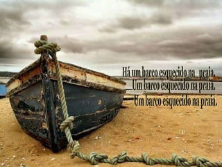 Há um barco esquecido na  praia. Um barco esquecido na praia. Um barco esquecido na praia. 