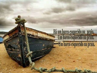 Há um barco esquecido na  praia. Um barco esquecido na praia. Um barco esquecido na praia. 