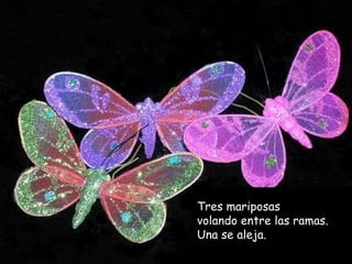 Tres mariposas volando entre las ramas. Una se aleja.  