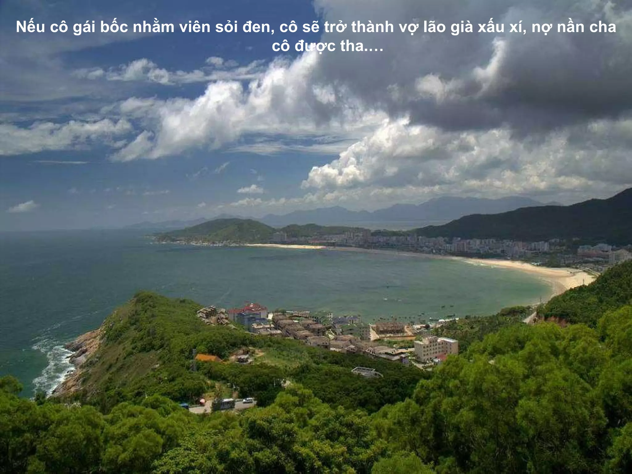Nếu cô gái bốc nhằm viên sỏi  đ en, cô sẽ trở thành vợ lão già xấu xí, nợ nần cha cô  đượ c tha. … 