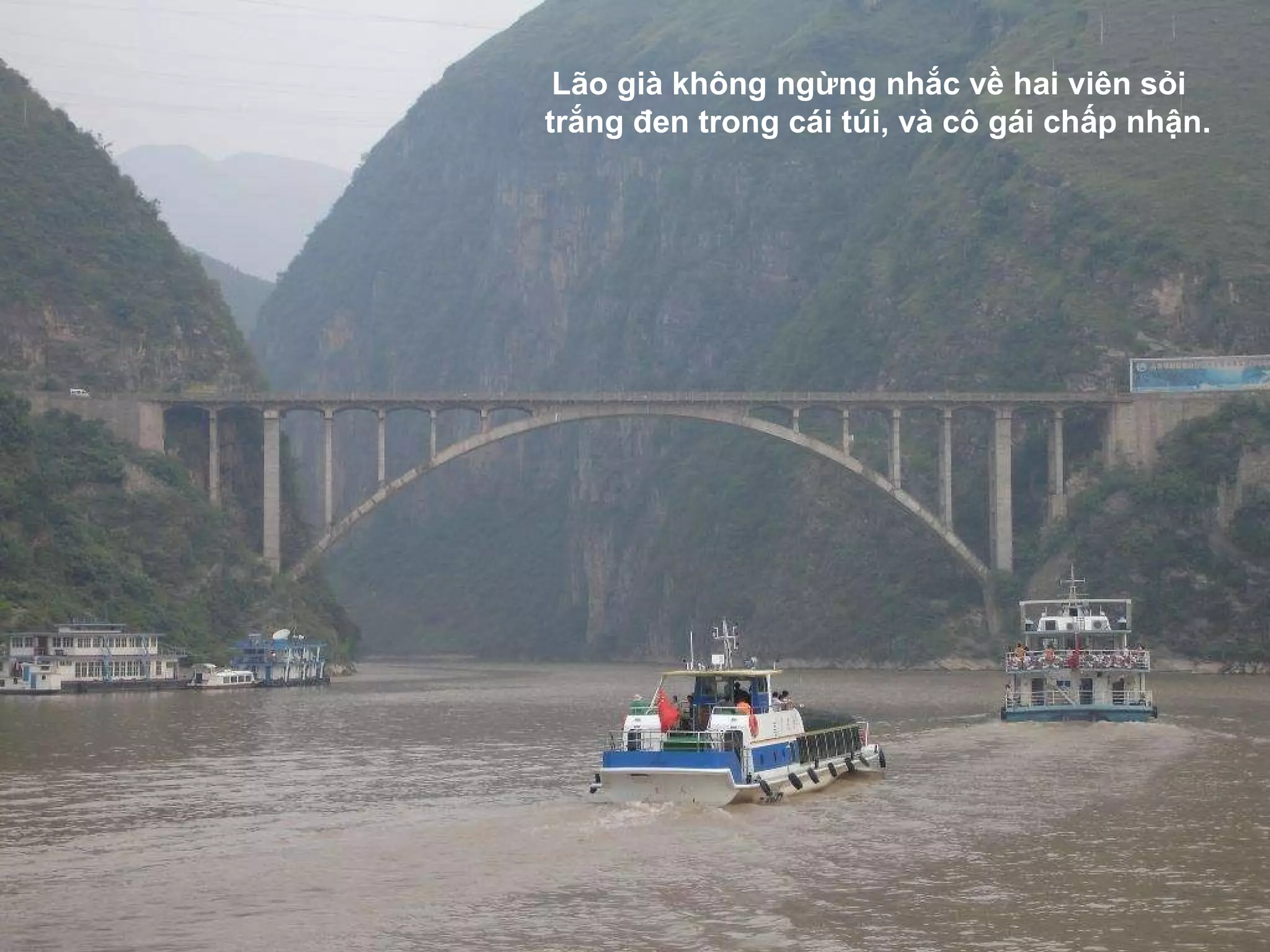 Lão già không ngừng  nhắc về hai viên sỏi  trắng  đ en trong cái túi, và cô gái chấp nhận.   