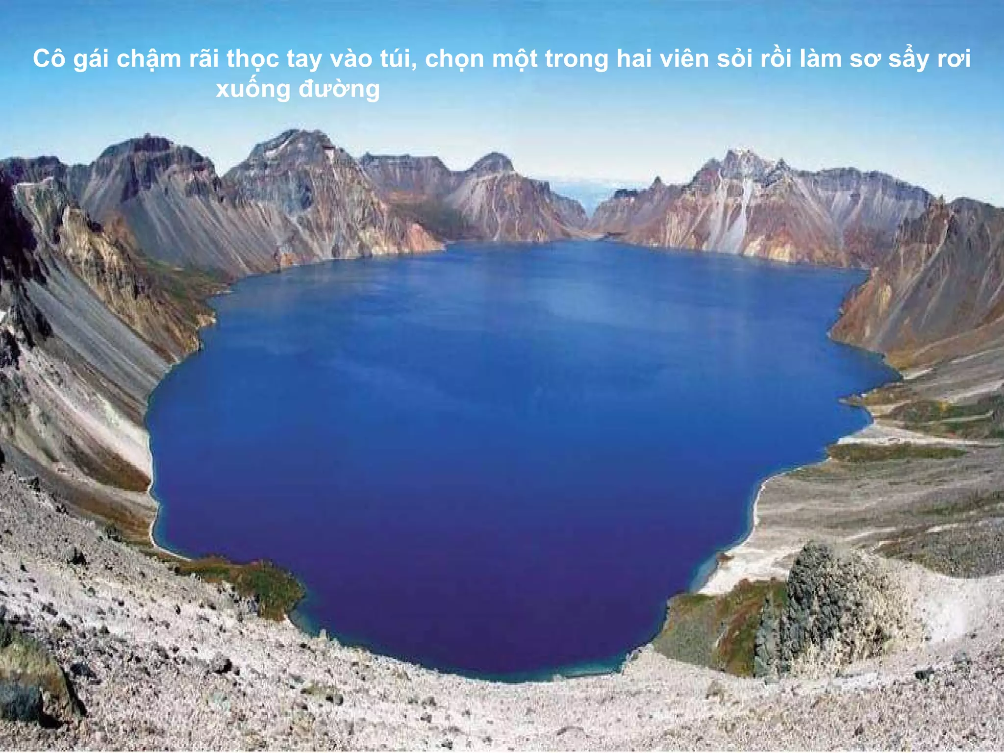 Cô gái chậm rãi thọc tay vào túi, chọn một trong hai viên sỏi rồi làm s ơ  sẩy r ơ i xuống  đườ ng   