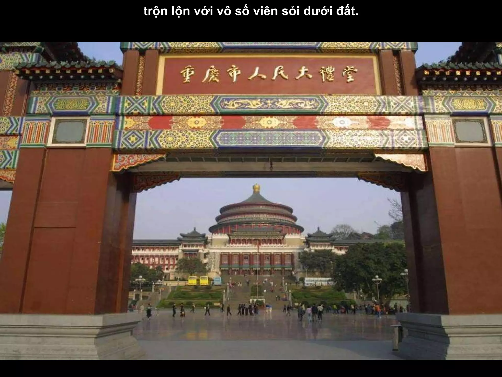 trộn lộn với vô số viên sỏi d ướ i  đấ t . 