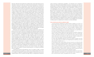 Página 132 Página 133
decir que, obtenemos por medio de los sentidos, datos respecto del espacio que nos
rodea pero, al pasar esos datos por el tamiz de nuestra percepción, se enlazan con
sensaciones, recuerdos o pensamientos. Cada enlace representa una asociación y
cada asociación tiene una infinita red de vínculos y conexiones que forman parte de
la memoria, de la base de datos de cada persona. De ahí que podamos afirmar que
existe entonces, un espacio exterior objetivo y un espacio interior subjetivo. Mirado desde
el sujeto, cualquier objeto o lugar tiene una particular importancia. Este pensamiento
irradiante, se expresa a través de los llamados mapas mentales. Trazar un mapa mental
es dibujar un organigrama que va recogiendo mediante formas, colores y dibujos
todos los puntos importantes de un tema e indica gráficamente sus distintas rela-
ciones, imitando así la forma en que el cerebro procesa la información y constituye
nuestra manera natural de pensar. La memoria, la concentración, la lógica, la creati-
vidad, todas las facultades de la inteligencia se ven potenciadas con este sistema de
pensamiento creativo que permite obtener una visión acerca de la información que
se posee respecto de la naturaleza del ambiente espacial, la percepción ambiental
y de cualquier problema de la vida cotidiana de una persona. Los datos necesarios
para la construcción de estos mapas mentales no se adquieren sólo en el ambiente sino
también, en forma indirecta, a través de relatos, de viajes virtuales, es decir, de existencia
sólo aparente, que se realizan mirando películas o programas de televisión. Entonces, no
necesariamente se debe haber viajado a determinado sitio para conocerlo, esta mirada
constreñiría la enseñanza sólo a aquellos espacios cercanos al alumnado.
El docente será el encargado de activar los mapas mentales de los alumnos, de
generar situaciones para fomentar su desarrollo, para lograr que progresivamente,
los mismos sean cada vez más precisos, detallados, que incluyan cada vez más ideas
abstractas y en grados de complejidad creciente. Puede acompañar esta construc-
ción, reconstrucción o ampliación de mapas mentales a través de la lectura de
novelas históricas como La muerte en las calles de Manuel Gálvez, poesía de época
como la producida por Pantaleón Rivarola, que brinden descripciones e infor-
mación detallada sobre los temas que son objeto de la investigación. De allí, los
alumnos pueden desprender elementos que les permitan caracterizar los elementos
geográficos, la relación entre las sociedades y la naturaleza, los fenómenos natu-
rales, la acción de personajes, sus conflictos, el escenario en el cual se desarrollan
los mismos, la forma de vida de los lugareños, aproximarse a la construcción de
conceptos. También puede combinarlas con la utilización de otros materiales com-
plementarios, otras fuentes de la Historia y las Ciencias Sociales como imágenes
fijas, escritos, por ejemplo. El docente puede proponer a sus alumnos actividades
como las siguientes:
A partir de la lectura de descripciones como “La ciudad en 1806”, se puede
solicitar la elaboración de gráficos y/o planos de la ciudad, mediante ellos, se ha-
cen sensibles las magnitudes espaciales (por ejemplo, las dimensiones que tenía la
ciudad de Buenos Aires a comienzos del siglo XIX), se comprenden las relaciones
entre los diversos componentes geográficos y las decisiones de la sociedad en
función de la utilización espacial. Durante la lectura es importante que el docente
pueda ayudar a sus alumnos a deslindar la información espacial (lugares, elementos
naturales, distancias, acción de distintos sujetos individuales y colectivos, etc.) de
otra información, tal vez más subjetiva que aparece en el texto. La descripción
que realiza Roberts permite que los alumnos puedan ir construyendo la planta de
Buenos Aires y ubicando en ella los edificios principales, estableciendo los límites
de la ciudad y de aquello que se encontraba fuera de ella. Como forma de ayudarse
en la construcción y, en este caso, como en el texto aparecen los nombres actuales
de las calles, pueden tomar el plano actual de esta zona de la Capital Federal. Sin
duda posibilitará, además la comparación con la ubicación actual de los edificios
públicos principales y la comparación de los espacios de la ciudad que funcionaron
como centros de decisión política en el pasado y en la actualidad. En esta instancia
el trabajo puede ser realizado por los alumnos en forma individual.
Una mirada acerca de la ciudad en 1806
“La parte densamente edificada de la ciudad formaba un triángulo, con su base en el
Río de la Plata, desde la actual calle Chile, al sur, hasta la calle, Córdoba, al norte, una
quince cuadras, y con su vértice al oeste en el cruce de las calles Rivadavia y Libertad,
a una diez cuadras del río. Los límites sur y norte eran debidos a pequeños arroyos,
intransitables en tiempo de lluvia. En del sur se llamaba ‘de Vera’ o ‘del Hospital’, por
correr al costado del hospital a cargo de los padres betlehemitas, en la calle Defensa, y
en el norte el zanjón de ‘Matorras’, por haber sido canalizado.
Fuera de la parte descripta, seguían unas cuantas manzanas con ranchos, y luego de las
quintas y las chacras. La ciudad tenía sus calles delineadas entre el río y la calle Callao,
y entre las calles Brasil y Juncal pero, como muchas de las quintas, dentro de la planta
urbana tenían más de una manzana, las calles eran muy a menudo cortadas por los
cercos vivos de tuna, cinacina o mora que circundaban las quintas.
Las únicas calles empedradas malamente eran las que entraban en la plaza, y por sólo
una o dos cuadras cada una. Lo demás era un fangal después de cada lluvia, y una capa
espesa de polvo en tiempo seco (...).
La actual plaza de Mayo estaba cortada en dos por una recova en la línea de la calle
Defensa, y allí había una cantidad de pequeños negocios. La parte que quedaba frente
al fuerte, se denominaba plazoleta del Fuerte, y la que quedaba frente al Cabildo, plaza
mayor. El fuerte, residencia del virrey, ocupaba el lugar donde hoy está la casa Rosada.
Sobre la plaza Mayor estaba la Catedral, entonces sin frontispicio, y el Cabildo que
también servía de cárcel. Además, frente a ambas plazas, había un número de casas de
dos pisos que, se comprobó en la reconquista, dominaban al fuerte.
La gente más calificada vivía cerca de la plaza, con preferencia, del lado sur. Casi los únicos
edificios importantes eran las iglesias. Las casas particulares tenían, en general, un solo
piso, con techo de tejas o azotea y con grandes rejas en las ventanas.
 