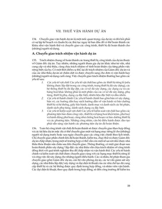 39
134. ChuyÓn giao vËn hµnh dù ¸n lµ mét mèc quan träng cña dù ¸n vµ ®ßi hái ph¶i
cã sù lËp kÕ ho¹ch vµ chuÈn bÞ c¸c thñ tôc ngay tõ ban ®Çu ®Ó cã thÓ hoµn thµnh c¸c
kh©u nh­ vËn hµnh thö vµ chuyÓn giao c¸c c«ng tr×nh, thiÕt bÞ ®· hoµn thµnh cho
(nh÷ng) ng­êi sö dông.
A. ChuyÓn giao tr¸ch nhiÖm vËn hµnh dù ¸n
135. Tr¸ch nhiÖm chung vÒ hoµn thµnh c¸c trang thiÕt bÞ, c«ng tr×nh cña dù ¸n thuéc
vÒ Gi¸m ®èc dù ¸n. Tuy nhiªn, nh÷ng ng­êi tham gia dù ¸n kh¸c nh­ t­ vÊn, nhµ
cung cÊp vµ nhµ thÇu, còng chÞu tr¸ch nhiÖm vÒ tÝnh hoµn thiÖn cña tõng phÇn viÖc
riªng biÖt cña hä. Cã mét thêi ®iÓm cô thÓ, t¹i ®ã tr¸ch nhiÖm cña Gi¸m ®èc dù ¸n vµ
cña c¸c nhµ thÇu dù ¸n sÏ chÊm døt vµ ®­îc chuyÓn sang cho ®¬n vÞ vËn hµnh hay
(nh÷ng) ng­êi sö dông cuèi cïng. ViÖc chuyÓn giao tr¸ch nhiÖm th­êng bao gåm c¸c
yÕu tè sau:
1. C¸c yÕu tè vËt chÊt. C¸c yÕu tè vËt chÊt bao gåm c¸c thiÕt bÞ riªng lÎ (nÕu
kh«ng ®­îc l¾p ®Æt trong c¸c c«ng tr×nh, trang thiÕt bÞ ®· x©y dùng), c¸c
hÖ thèng thiÕt bÞ ®· l¾p ®Æt, c¸c c¬ së ®· x©y dùng, c¸c dông cô vµ c¸c
hµng ho¸ kh¸c kh«ng ph¶i lµ mét phÇn cña c¸c c¬ së ®· x©y dùng, phô
tïng, thiÕt bÞ phô, dông cô ®Æc biÖt, nhiªn liÖu ®Æc biÖt vµ dÇu nhên.
2. C¸c yÕu tè hµnh chÝnh. C¸c yÕu tè hµnh chÝnh bao gåm b¶n vÏ x©y dùng,
b¶n vÏ, c¸c h­íng dÉn hay s¸ch h­íng dÉn vÒ vËn hµnh vµ b¶o d­ìng
thiÕt bÞ vµ hÖ thèng, giÊy b¶o hµnh, danh môc vµ danh s¸ch c¸c bé phËn,
danh s¸ch phô tïng, danh s¸ch dông cô ®Æc biÖt.
3. C¸c yÕu tè kiÓm so¸t vËt chÊt. C¸c yÕu tè kiÓm so¸t vËt chÊt bao gåm c¸c
ph­¬ng tiÖn b¶o ®¶m c«ng viÖc, thiÕt bÞ vµ hµng ho¸ khái trém, ph¸ huû
vµ hµnh ®éng ph¸ ho¹i, còng nh­ chèng ho¶ ho¹n vµ b¶o d­ìng thiÕt bÞ
vµ c¸c ph­¬ng tiÖn. Nh÷ng c«ng nh©n, c¸n bé ®iÒu hµnh ®­îc ®µo t¹o
ph¶i s½n sµng vËn hµnh c¸c ph­¬ng tiÖn dù ¸n ®· hoµn thiÖn.
136. Toµn bé c«ng tr×nh vËt chÊt ®· hoµn thµnh sÏ ®­îc chuyÓn giao theo hîp ®ång
vµ c¸c tµi liÖu dù ¸n mÆc dï cã thÓ chuyÓn giao mét vµi h¹ng môc riªng lÎ cho (nh÷ng)
ng­êi sö dông tr­íc hoÆc sau ngµy chuyÓn giao c¸c c«ng viÖc chÝnh theo lÞch tr×nh.
ChØ chuyÓn giao phÇn chÝnh khi ®· hoµn thµnh, kiÓm tra, ch¹y thö vµ ®­îc Gi¸m ®èc
dù ¸n chÊp nhËn; trong mét sè tr­êng hîp cã thÓ vÉn cßn mét sè sai sãt nhá ®­îc nhµ
thÇu tháa thuËn söa ch÷a sau khi chuyÓn giao. Th«ng th­êng, cã mét giai ®o¹n sau
hoµn thµnh phÇn x©y dùng/ l¾p ®Æt: c¸c nhµ thÇu vÉn chÞu tr¸ch nhiÖm vÒ c«ng tr×nh
®ång thêi víi qu¸ tr×nh nghiÖm thu ®Ó chÊp nhËn vµ vËn hµnh thö. C¸c yÕu tè hµnh
chÝnh vµ kiÓm so¸t vËt chÊt ®­îc chuyÓn giao cïng víi c¸c h¹ng môc thiÕt bÞ riªng lÎ
vµ c«ng viÖc ®· x©y dùng cho nh÷ng ng­êi ®iÒu hµnh. C¸c c¸ nh©n, bé phËn tham gia
chuyÓn giao gåm Gi¸m ®èc dù ¸n, c¸n bé v¨n phßng dù ¸n, c¸c t­ vÊn gi¸m s¸t x©y
dùng, c¸c nhµ thÇu l¾p ®Æt/x©y dùng vµ ®¹i diÖn kÜ thuËt cña c¸c nhµ chÕ t¹o ®· cung
cÊp thiÕt bÞ vµ c¸c hÖ thèng ®­îc quy ®Þnh trong hîp ®ång, vµ nh©n viªn vËn hµnh.
C¸c ®¹i diÖn kÜ thuËt, theo quy ®Þnh trong hîp ®ång, sÏ ®Õn c«ng tr­êng ®Ó kiÓm tra
VII. Thuª vËn hµnh dù ¸n
 