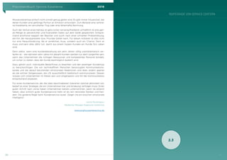 Praxishandbuch Service Excellence 2016
20
Missverständnisse einfach nicht schnell genug gelöst wird. Es gibt immer Situationen, bei
denen Kunden eine gehörige Portion an Emotion entwickeln. Zum Beispiel eine verlore-
ne Kreditkarte, ein annullierter Flug oder eine fehlerhafte Rechnung.
Auch der Verlust eines Handys ist ganz sicher nervenauftreibend, schließlich ist eine gan-
ze Menge an persönlichen und finanziellen Daten auf dem Gerät gespeichert. Entspre-
chend emotional reagiert der Besitzer und sucht nach einer schnellen Problemlösung,
die ihm der Handyanbieter bzw. Provider bieten kann. Für diesen Anbieter ist dies nicht
nur eine Herausforderung, die er annehmen muss, sondern auch ein Chance. Denn er
muss und kann alles dafür tun, damit aus einem loyalen Kunden ein Kunde fürs Leben
wird.
Denn selbst, wenn eine Kundenbeziehung seit zehn Jahren völlig unproblematisch ver-
laufen ist – die nächsten zehn Jahre mit diesem Kunden werden nur dann sorgenfrei sein,
wenn das Unternehmen die richtigen Ressourcen und kompetentes Personal bündelt,
um sicher zu stellen, dass der Kunde bestmöglich bedient wird.
Dazu gehört auch, individuelle Bedürfnisse zu beachten und den jeweiligen Kundentyp
zu berücksichtigen. Die von technikaffinen Menschen bevorzugten Kommunikations-
kanäle und die darauf beruhenden emotionalen Reaktionen sind eben anders geartet
als die solcher Zeitgenossen, die z.B. ausschließlich telefonisch kommunizieren. Dessen
müssen sich Unternehmen im Klaren sein und Umgangston und Stil der Kommunikation
entsprechend anpassen.
Für einen Kundenservice, der die oben beschriebenen Szenarien optimal abwickeln soll,
bedarf es einer Strategie, die ein Unternehmen klar und eindeutig verfolgen muss. Einen
guten Schritt nach vorne haben Unternehmen bereits unternommen, wenn sie erkannt
haben, dass wirklich guter Kundenservice mehr ist als rein rationales Denken und Han-
deln. Die goldene Regel beim Kundenservice lautet: Zeigen Sie ein bisschen emotionale
Intelligenz!
Astrid Pocklington
Marketing Manager Enghouse Interactive
www.enghouseinteractive.de
21
2.3
REIFEGRADE VON SERVICE CENTERN
 