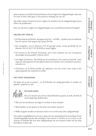 Onderweg4
UwKoninkrijkkome
Module14
Dezaligsprekingen
5e
bijeenkomst
Devervolgden
Basishandout2
gehoor geven en in Zijn kracht proberen te leven volgens de zaligsprekingen, dan zijn
we zout en licht. Dan gaat er een positieve werking van ons uit.
Op welke manier bracht het leven volgens de waarden van de zaligsprekingen Jezus
Zelf in de problemen?
Hoe zou dit leven volgens de zaligsprekingen ons in problemen kunnen brengen?
WIJ ZIEN HET OOK IN:
• De Messiaanse profetieën: doorgaan met het – in liefde – spreken van de waarheid,
hoe de reacties ook mogen zijn, Jesaja 50:4-9a.
• De evangeliën: wat in Matteüs 5:11-16 gezegd wordt, wordt duidelijk als we
Matteüs 10:1-8; 16:17-19; 28:18-20 er naast leggen.
• De brieven in het Nieuwe Testament: wat is het resultaat van een consequent
christelijke levenswandel? 1 Petrus 3:8-17.
• Vervolgde christenen: 'Het bloed van de martelaren is het zaad van de kerk'. Juist
tegen de achtergrond van het lijden komen de waarde en de zuiverheid van Jezus'
woorden uit.
• Christenen in de derde wereld, die opkomen voor het recht, leven vaak in het
spanningsveld van waarheid en liefde.
HET STAAT TEGENOVER:
De druk om je aan te passen – en de behoefte om aardig gevonden te worden en
geliefd / populair te zijn.
ER NAAR LEVEN
Kies een situatie uit je leven, bijvoorbeeld in je gezin, je werk, de kerk of
woonomgeving. Bedenk dan:
• Wat zou het betekenen vervolgd te worden in deze situatie?
• Waar hebben we dit gezien in het leven van andere mensen?
• Welke stappen zouden we kunnen zetten om te leven naar deze zaligspreking?
Een andere mogelijkheid is om uit te gaan van een aansprekend levensverhaal of een
maatschappelijke kwestie die vandaag in het nieuws is. Probeer je in te leven in de
situatie en bedenk dan hoe deze zaligspreking ons zou kunnen leiden als wij erbij
betrokken zouden zijn.
2-2
EMMAÜS-ONDERWEG4-28-02/2004
 