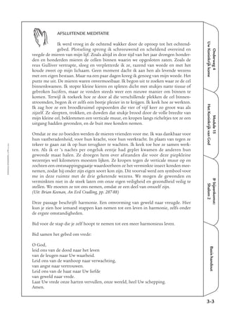 Onderweg4
UwKoninkrijkkome
Module15
HetKoninkrijkvanGod
8e
bijeenkomst:
Shalom2
Basishandout
EMMAÜS-ONDERWEG4-71-02/2004
3-3
AFSLUITENDE MEDITATIE
Ik werd vroeg in de ochtend wakker door de oproep tot het ochtend-
gebed. Plotseling sprong ik schreeuwend en scheldend overeind en
veegde de mieren van mijn lijf. Zoals altijd in deze tijd van het jaar drongen honder-
den en honderden mieren de cellen binnen waarin we opgesloten zaten. Zoals de
reus Gulliver vertrapte, sloeg en verpletterde ik ze, razend van woede en met het
koude zweet op mijn lichaam. Geen moment dacht ik aan hen als levende wezens
met een eigen bestaan. Maar na een paar dagen kreeg ik genoeg van mijn woede. Het
putte me uit. De mieren waren onvermoeibaar. Ik begon uit te zoeken waar ze de cel
binnenkwamen. Ik stopte kleine kieren en spleten dicht met stukjes natte tissue of
gebroken lucifers, maar ze vonden steeds weer een nieuwe manier om binnen te
komen. Terwijl ik toekeek hoe ze door al die verschillende plekken de cel binnen-
stroomden, begon ik er zelfs een beetje plezier in te krijgen. Ik keek hoe ze werkten.
Ik zag hoe ze een broodkruimel opspoorden die vier of vijf keer zo groot was als
zijzelf. Ze sleepten, trokken, en duwden dat stukje brood door de volle breedte van
mijn kleine cel, beklommen een verticale muur, en kropen langs richeltjes tot ze een
uitgang hadden gevonden, en de buit mee konden nemen.
Omdat ze me zo boeiden werden de mieren vrienden voor me. Ik was dankbaar voor
hun vastberadenheid, voor hun kracht, voor hun veerkracht. In plaats van tegen ze
tekeer te gaan zat ik op hun terugkeer te wachten. Ik keek toe hoe ze samen werk-
ten. Als ik er ’s nachts per ongeluk eentje had geplet kwamen de anderen hun
gewonde maat halen. Ze droegen hem over afstanden die voor deze piepkleine
wezentjes wel kilometers moesten lijken. Ze kropen tegen de verticale muur op en
zochten een ontsnappingsgaatje waardoorheen ze het verminkte insect konden mee-
nemen, zodat hij onder zijn eigen soort kon zijn. Dit voorval werd een symbool voor
me in deze ruimte met de drie geketende wezens. We mogen de gewonden en
verminkten niet in de steek laten om onze eigen veiligheid en gezondheid veilig te
stellen. We moeten ze tot ons nemen, omdat ze een deel van onszelf zijn.
(Uit: Brian Keenan, An Evil Cradling, pp. 287-88)
Deze passage beschrijft harmonie. Een omvorming van geweld naar vreugde. Hier
kun je zien hoe iemand stappen kan nemen tot een leven in harmonie, zelfs onder
de ergste omstandigheden.
Bid voor de stap die je zelf hoopt te nemen tot een meer harmonieus leven.
Bid samen het gebed om vrede:
O God,
leid ons van de dood naar het leven
van de leugen naar Uw waarheid.
Leid ons van de wanhoop naar verwachting,
van angst naar vertrouwen.
Leid ons van de haat naar Uw liefde
van geweld naar vrede.
Laat Uw vrede onze harten vervullen, onze wereld, heel Uw schepping.
Amen.
 