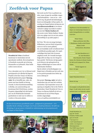 HapiNieuws is het informatieblad van
Hapin voor (toekomstige) donateurs en
andere belangstellenden en verschijnt
3x per jaar.
Redactie: Wietse Tolsma
Foto’s: Hapin, persbureau Jubi, Elles,
Y. Mambrassar, familie-archief Huistra
Vormgeving: bldsprk, Zwolle
Drukwerk: De Bunschoter, Bunschoten
Bestuur
Voorzitter: Dr. Geart Benedictus (a.i.)
Penningmeester: Dr. Geart Benedictus
Leden: Moni Hanasbei, Muaha Tatipata-
Ireeuw, Drs. Hermien de Bruijn-Franken,
Dr. Rob van de Lustgraaf, Drs. Wietse
Tolsma
Adviseurs: Wytske Inggamer en
Koen J. de Jager
Kantoor Hapin
Programme & Communication Manager
Sophie Wijsenbeek-Schreurs
Programme & Financial manager
Reinier de Lang
Acceptgiro voor de adressering
De acceptgiro wordt gebruikt als adres-
drager. Uw gift vinden wij niet vanzelf-
sprekend maar is wel bijzonder welkom.
Stichting Hulp Aan Papua’s In Nood
Joseph Haydnlaan 2A,
3533 AE Utrecht
Postadres: Postbus 5038,
3502 JA Utrecht
T 030 234 00 12
e-mail: hapin@hapin.nl
website: www.hapin.nl
Rekeningnummer:
NL37 RABO 0444 0724 70
t.n.v. Hapin te Utrecht
Wendela de Vries is beeldend
kunstenaar te Amsterdam met als
specialisatie zeefdruk. Zij werd geboren
in Enschede en groeide op in Sorong,
Paramaribo en op Bonaire. Haar beide
ouders waren docent.
Van 2 december 2017 tot 10 februari 2018
participeerde zij in Berlijn bij Zagreus
Projekt in het door Tanya von Barnau
Sythoff geïnitieerde project ‘Sorong,
1962’ die in hetzelfde jaar, 1962, als
peuter met haar familie in Sorong
woonde. In deze kunsttentoonstelling
in Berlijn, een samenwerking met
kunstenaar/kok Ulrich Kraus, werden
de gasten uitgenodigd zich dat laatste
jaar van de Nederlandse koloniale
geschiedenis in Azië voor te stellen en
vonden er discussies plaats.
Het werk van De Vries is poëtisch van
sfeer, maar zij gaat de moeilijke vragen
rond kolonialisme – toen en nu – niet
uit de weg. Zij gelooft dat hedendaagse
kunst een belangrijke rol kan spelen. In
overleg met Hapin besloot zij daarom een
meerkleurenzeefdruk in een kleine
exclusieve oplage (24 stuks) te maken
met als titel ‘Stolen feathers II’.
(De eerste versie ‘Stolen feathers’ drukte
zij in een oplage van 6 in een iets andere
kleurstelling en op ander papier.)
De Vries: ‘We zien een jonge koningin
Wilhelmina, met een hoed vol gestolen
veren en veel te warm gekleed,
die onvriendelijk wordt verwelkomd door
verschillende paradijsvogels. De vogels
verdedigen hun land, dat al eeuwen
uitgebuit wordt. De vreemde koningin
krijgt zelfs een klap van een vleugel in
haar gezicht.’ Het bruine stevige papier
en de kleuren zijn geïnspireerd op
Papua-schilderingen en tonen ook de
Nederlandse driekleur.
Op de website en facebookpagina van
Hapin kunt u Wendela aan het werk zien
in een portret gemaakt door Serko Ap.
www.videoap.nl
Het project ‘Sorong, 1962’ zal ook in
Amsterdam zijn reis naar het verleden
voortzetten. Op 8 september 2019 is de
opening in Artgallery Out in the Field in
Amsterdam. Naast Wendela de Vries en
Tanya von Barnau Sythoff zal ook een
kunstenaar (v/m) uit West-Papua
worden uitgenodigd.
www.art-gallery-outinthefield.com
Zeefdruk voor Papua
De door de kunstenaar gezeefdrukte prent – gesigneerd en genummerd – is te
bestellen bij de webshop van Hapin voor € 300 exclusief portokosten. De helft van
dit bedrag, € 150 per prent, is bedoeld ter ondersteuning van het projectenwerk
van Hapin in West-Papua.
 