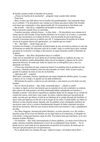 de huellas cuando zumbó el llamador de la puerta.
—¿Tienes las huellas de la muchacha? —preguntó Andy cuando hubo entrado.
—Todo listo.
—Bien, lo único que falta ahora son las huellas del guardaespaldas. Está esperando abajo,
en el vestíbulo. Y he descubierto una ventana en el sótano que parece haber sido forzada;
será mejor que compruebes si hay alguna huella allí. El ascensorista te dirá dónde está.
—De acuerdo —dijo Steve, colgándose del hombro el estuche de las huellas.
Shirl se presentó cuando Steve se marchaba.
—Tenemos una pista, señorita Greene —le dijo Andy—. He descubierto una ventana en el
sótano que ha sido forzada. Si hay huellas dactilares en el cristal o en el marco, y coinciden
con las que encontramos en la llanta de hierro, será una prueba de que la persona que
cometió el asesinato entró en el edificio por allí. Y compararemos las huellas de la llanta
con las de la puerta interior del apartamento. ¿Le importa que me siente?
—No —dijo Shirl—, desde luego que no.
La butaca era blanda, y el susurrante acondicionador de aire convertía la estancia en una isla
de bienestar en medio del sofocante calor de la ciudad. Andy se reclinó hacia atrás, notando
que parte de su tensión y su fatiga se desvanecía; en aquel momento zumbó el llamador de
la puerta.
—Discúlpeme —dijo Shirl, dirigiéndose hacia el vestíbulo.
Andy oyó un murmullo de voces detrás de él mientras hojeaba su cuaderno de notas. La
cubierta de plástico estaba abarquillada sobre una de las páginas y algunas de las letras
aparecían borrosas, de modo que Andy las repasó con su estilográfica una y otra vez,
apretando con fuerza.
—¡Tienes que marcharte de aquí, asquerosa ramera! Las palabras fueron gritadas por una
voz ronca, vibrando estridente como una uña rascando un cristal. Andy se puso en pie y
guardó el cuaderno de notas en uno de sus bolsillos.
—¿Qué pasa ahí? —inquirió.
Shirl entró, sonrojada y furiosa, seguida por una mujer delgada de cabellos grises. La mujer
se detuvo al ver a Andy y le apuntó con un dedo tembloroso.
—Mi hermano ha muerto y todavía no está enterrado, y esta ramera ya se ha liado con otro
hombre...
—Soy un oficial de policía —dijo Andy, mostrando placa—. ¿Quién es usted?
La mujer se irguió, un leve movimiento que no aumentó en un solo centímetro su estatura;
años enteros de mala postura y de dieta inadecuada habían redondeado sus hombros y
hundido su pecho. Unos brazos esqueléticos colgaban dentro de las mangas de un vestido de
confección casera, color barro, muy usado. Su rostro, cubierto ahora por una película de
sudor, era más gris que blanco, la piel de un habitante de la ciudad afectado de fotofobia; el
único color que aparecía en ella era el de la mugre de las calles. Cuando habló, sus labios se
abrieron en una estrecha ranura, dejando salir las palabras como estampados metálicos de
una prensa, para volver a cerrarse inmediatamente después de haber expulsado una pieza
más de las necesarias. Sólo los ojos acuosos tenían cierto movimiento o vida, y parpadearon
de rabia.
—Soy Mary Haggerty, hermana del pobre Michael y su único pariente vivo. He venido a
hacerme cargo de las cosas de Michael, me las legó todas en su testamento, el abogado me
lo ha dicho, y tengo que hacerme cargo de ellas. Esa ramera tiene que marcharse, ya le sacó
bastante al pobre Michael...
—Un momento —dijo Andy interrumpiendo el chorro palabras, y la mujer cerró la boca de
golpe, mientras respiraba rápidamente a través de sus palpitantes fosas nasales—. No se
puede tocar ni sacar nada de este apartamento sin permiso de la policía, de modo que no
tiene por qué preocuparse por sus pertenencias.
—No se puede decir eso estando ella aquí –replicó la mujer, volviéndose hacia Shirl—.

 