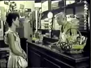 História das
                                                           desde 1962

     1962 – O nascimento de Havaianas: A primeira Havaianas surgiu em
1962. Foi inspirada em um típica sandália japonesa chamada Zori, feita
com tiras em tecido e solado de palha de arroz. Por essa razão, o solado
de borracha de Havaianas possui uma textura que reproduz grãos de
arroz, um dos muitos detalhes que a torna inconfundível;

     1970 – A criação dos grandes Slogan: Imaginem, já nessa
época tentavam imitar a Havaianas...
O famoso Slogan “ Havaianas. As legítimas” foi
então lançado.
E basta ouvir a frase “ Não deformam, não
soltam as tiras e não tem cheiro.” para se
lembrar dos comerciais protagonizados pelo
Chico Anysio.
 