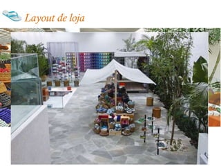 Layout de loja
Um layout de loja é uma planta baixa com a localização dos equipamentos
( gôndolas, checkouts, seções etc) necessário para o planejamento de seu
bom funcionamento e de circulação de público.

Para projetar o layout eficiente em suas lojas, a Havaianas equilibrou os
seguintes objetivos:

 Incentivar os consumidores a moverem-se por ele para que comprem
  mais do que haviam planejado, num fluxo estimulante entre os
  corredores e espaços;

 Criou esse espaços valorizando os outros mais preciosos onde ficam as
  mercadorias expostas, criando um clima agradável às compras.
 