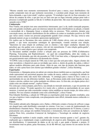 “Mesmo estando num momento extremamente favorável para a marca, esses distribuidores vão
acabar comprando mais do que realmente necessitam, e o produto pode chegar num momento de
baixa demanda, o que é pior ainda”, explica o gerente. “O resultado é que ele vai ficar estocado e vai
deixar de comprar de mim, o que por sua vez fará com que eu fique estocado, porque parar todo o
processo é complicado quando se fala de 12 milhões de pares/mês. São essas distorções que estamos
sanando com o VMI.”
Colaboração
Para Vianna, este projeto tem uma característica interessante, que é a de, tendo começado pequeno,
mas com grandes resultados, gerar um interesse natural dos outros distribuidores na adoção, evitando
a necessidade de a Alpargatas forçar a entrada deles no processo. “Pelo contrário, durante uma
convenção nossa, um desses distribuidores foi tão enfático ao contar os resultados positivos do VMI
que vários outros vieram nos procurar perguntando quando iriam começar. Ou seja, torna-se uma
demanda natural, já que os resultados apareceram rapidamente.”
Ele explica que as Havaianas têm uma carteira de 2.400 clientes ativos, com um volume muito
grande, o que torna necessárias estratégias de aproximação, visando estreitar essa relação.
“Queremos ter uma relação de confiança com os clientes e não impor condições. Quando eles
percebem que vão ganhar com o projeto, vêm até nós naturalmente. É uma relação ganha-ganha”,
garante. Este é outro objetivo que o projeto vem cumprindo.
As Havaianas também estudam evoluir a solução para um processo de CPFR (Collaborative
Planning, Forecasting and Replenishment) - no qual são compartilhadas, além das vendas, as
informações de demanda, que não são passadas no VMI. Com base nelas, a Alpargatas poderá fazer
um gerenciamento mais colaborativo da demanda dos clientes.
“O CPFR é uma evolução natural do VMI, mas é claro que não será para todos. Alguns clientes são
mais inovadores e disponíveis para as novidades que outros e, dentro da gestão da cadeia, a idéia é
aplicar modelos diferentes para cada cliente. Além do que, este tipo de projeto não funciona para
todos, só vale a pena fazer com clientes que trabalhem grandes volumes”, coloca Steinberg.
Exportações
Futuramente, a Alpargatas pensa em adotar um sistema desses também para as exportações, que hoje
ainda representam um percentual pequeno das vendas da marca, embora a estratégia de entrada no
mercado externo tenha sido muito bem elaborada. “A estratégia para a marca lá fora é outra e as
oportunidades de uso são diferentes também. Aqui, as Havaianas ainda estão muito ligadas ao lazer,
à praia e piscina, embora isso venha mudando nos últimos anos. Lá fora não, em alguns países ela é
usada como um calçado normal”, explica Vianna.
Ele conta que a marca prepara, para breve, sua entrada no mercado americano, o que irá acarretar um
aumento de volume. “O poder aquisitivo lá é muito alto e, embora as oportunidades de uso sejam
menores, é normal que cada consumidor compre várias sandálias ao mesmo tempo, de várias cores e
modelos. Por isso estamos estudando como será a distribuição”, coloca Vianna.
Para Eduardo Steinberg, a adoção do VMI para as exportações pode trazer grandes resultados, uma
vez que a logística é mais complicada, com planejamento mais difícil, demanda menos conhecida e o
lead-time maior.
Futuro
Pelo modelo adotado pela Alpargatas com a Xplan, a fabricante compra a licença do software e paga
um aluguel para cada distribuidor conectado ao sistema. Com isso, o custo de implementação nos
distribuidores é bastante baixo. “Para aqueles que possuem um departamento de TI interno, o custo é
praticamente zero, porque nós também fornecemos o treinamento, feito por consultores da Xplan”,
explica Flora Gris, consultora Comercial de Inteligência e Tecnologia da unidade de negócios
Havaianas.
“A implantação também é muito simples, então não tivemos traumas quanto a isso”, garante ela,
explicando que a implantação exigiu a padronização de arquivos pela Alpargatas, que foi passado
aos distribuidores. A transmissão de dados se dá via web, o que ajuda a baratear o projeto. O
investimento total no piloto, pelas Havaianas, foi de R$ 400 mil, cujo retorno foi em menos de três
meses.
 