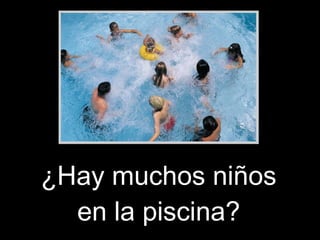 ¿Hay muchos niños en la piscina?
