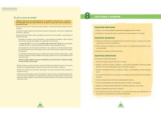 8382
Las frutas y verduras
85. ¿Es un zumo de verdad?
Objetivo: Reconocer las caracteri´sticas de un aute´ntico zumo de fruta y practicar
las habilidades necesarias para diferenciar aute´nticos zumos de frutas envasados de
los que no lo son.
Pedir antes a los nin˜os y nin˜as que recojan etiquetas y envases de distintos tipos de zumos y
refrescos.
Se pueden recoger etiquetas de informacio´n sobre la composicio´n nutricional e ingredientes
de zumos y refrescos.
Lectura de la informacio´n sobre los aute´nticos zumos de fruta envasados y otras bebidas en
envases parecidos
Naranjada, limonada, zumo de manzana, y otros ejemplos de bebidas, saben como las
frutas. Pero no todas esas bebidas son realmente zumo de fruta.
Un zumo de fruta es el zumo que contiene so´lo el zumo de la fruta. Eso suena lo´gico,
?verdad? Por eso, un zumo de frutas de verdad es como una pieza de fruta.
Por ejemplo, el zumo de naranja exprimido en casa y algunos zumos de naranja envasa-
dos so´lo contienen zumo de naranjas y por eso son zumo de frutas. Observa las siguien-
tes etiquetas.
La limonada contiene mucho agua, el refresco de naranja contiene mucho azu´car y agua
con gas y el ne´ctar contiene tambie´n mucha agua y azu´car. Por eso, estas bebidas no son
zumos de frutas.
Ahora ya sabes cua´ndo un zumo es realmente un zumo de frutas y cua´ndo no. Bien,
es hora de hacer una prueba.
• Pueden trabajar en parejas. Distribuir envases de diferentes bebidas de frutas. Como opcio´n
alternativa se pueden preparar copias de envases de zumos, ne´ctar y refrescos.
• Tendra´n que clasificar los envases en dos grupos: los que son zumos de frutas aute´nticos y
los que no lo son.
• Explicar a los nin˜os/as que un vaso de aute´ntico zumo de frutas es una buena opcio´n den-
tro de las frutas. No obstante, es importante que sepan que aunque tomen zumo de fruta,
tienen que comer, adema´s, 1 pieza de fruta al di´a por lo menos. La fruta fresca contiene ma´s
vitaminas y fibra.
OBJETIVOS DIDÁCTICOS
1. Inculcar a los escolares ha´bitos alimentarios saludables desde la infancia.
2. Fomentar el consumo de frutas y verduras en el centro escolar y en el hogar.
OBJETIVOS GENERALES
1. Conocer los motivos de la importancia del consumo de frutas y verduras y las conse-
cuencias de un consumo insuficiente.
2. Poner en pra´ctica iniciativas en el centro escolar y los hogares para promover su con-
sumo adecuado.
3. Aprender el concepto de fibra alimentaria.
OBJETIVOS ESPECÍFICOS
El alumnado, al final del programa:
• Reconoce el propio consumo de frutas y verduras.
• Evalu´a su consumo de frutas y verduras y se da cuenta de pequen˜os cambios que puede
introducir en sus costumbres para comer ma´s frutas y verduras.
• Descubre variedades de frutas y verduras, su sabor, sus propiedades y formas de prepa-
rarlas.
• Comprende que las frutas y las verduras crudas deben lavarse y/o pelarse bien antes de su
consumo.
• Conoce la importancia de la fruta en la alimentacio´n humana.
• Conoce las propiedades nutricionales de algunas hortalizas y las degusta.
• Aprende el concepto de fibra alimentaria e identifica alimentos ricos en fibra.
• Conoce el calendario de las frutas y verduras.
• Se da cuenta de que los alimentos tienen un ciclo natural de vida y que se deterioran si no
se conservan o se almacenan en condiciones adecuadas.
 