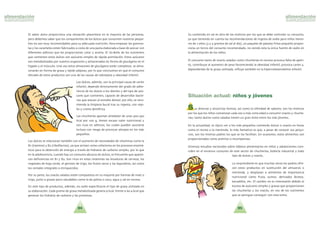 94 95
El sabor dulce proporciona una sensacio´n placentera en la mayori´a de las personas,
pero debemos saber que los componentes de los dulces que consumen nuestros peque-
n˜os no son muy recomendables para su adecuada nutricio´n. Para empezar las gomino-
las y los caramelos esta´n fabricados a costa de una pasta elaborada a base de azu´car con
diferentes aditivos que les proporcionan color y aroma. El 70-80% de los nutrientes
que contienen estos dulces son azu´cares simples de ra´pida asimilacio´n. Estos azu´cares
son metabolizados por nuestro organismo y almacenados en forma de gluco´geno en el
hi´gado y el mu´sculo. Una vez estos almacenes de gluco´geno esta´n completos, se alma-
cenara´n en forma de grasa y tejido adiposo, por lo que concluimos en que el consumo
elevado de estos productos son una de las causas de sobrepeso y obesidad infantil.
Los dulces, adema´s, son la principal causa de caries
infantil, depende directamente del grado de adhe-
rencia de los dulces a los dientes y del tipo de azu´-
cares que contienen, capaces de desarrollar bacte-
rias que atacan al esmalte dental; por ello, se reco-
mienda la limpieza bucal tras su ingesta, con cepi-
llo y crema denti´frica.
Las chucheri´as aportan alrededor de unas 300-350
Kcal por 100 g, tienen escaso valor nutricional y
son ricas en aditivos, los cuales pueden asociarse
incluso con riesgo de provocar alergias en los ma´s
pequen˜os.
Los dulces se relacionan tambie´n con el aumento de necesidades de vitaminas como la
B1 tiamina y B2 riboflavina , ya que actu´an como cofactores en los procesos enzima´-
ticos para la obtencio´n de energi´a a trave´s de hidratos de carbono simples, por lo que
en la adolescencia, cuando hay un consumo abusivo de dulces, es frecuente que aparez-
can deficiencias en B1 y B2. Son ricos en estas vitaminas las levaduras de cerveza, los
vegetales de hoja verde, el germen de trigo, los frutos secos y las legumbres, asi´ como
los cereales integrales o enriquecidos.
Por su parte, los snacks salados esta´n compuestos en su mayori´a por harinas de mai´z o
trigo, junto a grasas poco saludables como la de palma o coco, agua y sal en exceso.
En este tipo de productos, adema´s, no suele especificarse el tipo de grasa utilizada en
su elaboracio´n. Cada gramo de grasa metabolizada genera 9 kcal, frente a las 4 kcal que
generan los hidratos de carbono y las protei´nas.
Su contenido en sal es otro de los motivos por los que se debe controlar su consumo,
ya que teniendo en cuenta las recomendaciones de ingesta de sodio para nin˜os meno-
res de 7 an˜os 3 y 4 gramos de sal al di´a , un paquete de patatas fritas pequen˜o propor-
ciona un tercio del consumo recomendado, no siendo esta la u´nica fuente de sodio en
la alimentacio´n de los nin˜os.
El consumo tanto de snacks salados como chucheri´as en exceso provoca falta de apeti-
to, contribuye al aumento de peso favoreciendo la obesidad infantil, provoca caries y,
dependiendo de la grasa utilizada, influye tambie´n en la hipercolesterolemia infantil.
Sus diversas y atractivas formas, asi´ como la infinidad de sabores, son los motivos
por los que los nin˜os comienzan cada vez a ma´s corta edad a consumir snacks y chuche-
ri´as; tanto dulces como salados tienen un gran e´xito entre los ma´s jo´venes.
En la actualidad, es ti´pico ver a los ma´s pequen˜os comiendo dulces o snacks en horas
como el recreo o la merienda; lo ma´s llamativo es que, a pesar de conocer sus perjui-
cios, son los mismos padres los que se los facilitan. En ocasiones, estos alimentos son
proporcionados como premios o recompensas.
Diversos estudios nacionales sobre ha´bitos alimentarios en nin˜os y adolescentes coin-
ciden en el excesivo consumo de este sector de chucheri´as, bolleri´a industrial y todo
tipo de dulces y snacks.
Lo sorprendente es que muchas veces los padres ofre-
cen estos productos en sustitucio´n del almuerzo o
merienda, y desplazan a alimentos de importancia
nutricional como fruta, zumos, derivados la´cteos,
bocadillos, etc. El cambio no es interesante debido al
exceso de azu´cares simples y grasas que proporcionan
las chucheri´as y los snacks, en vez de los nutrientes
que se persigue conseguir con esta toma.
Situación actual: niños y jóvenes
 