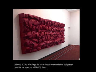 Labour, 2010, moulage de terre labourée en résine polyester
teintée, moquette, MAMVP, Paris

 