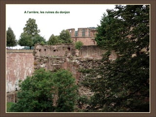 A l’arrière, les ruines du donjon
 