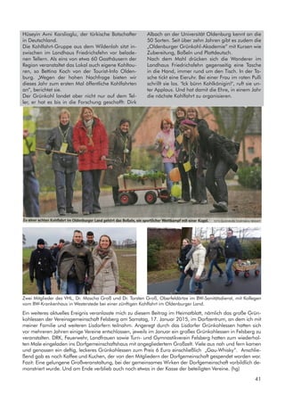 Ein weiteres aktuelles Ereignis veranlasste mich zu diesem Beitrag im Heimatblatt, nämlich das große Grün-
kohlessen der Vereinsgemeinschaft Felsberg am Samstag, 17. Januar 2015, im Dorfzentrum, an dem ich mit
meiner Familie und weiteren Lisdorfern teilnahm. Angeregt durch das Lisdorfer Grünkohlessen hatten sich
vor mehreren Jahren einige Vereine entschlossen, jeweils im Januar ein großes Grünkohlessen in Felsberg zu
veranstalten. DRK, Feuerwehr, Landfrauen sowie Turn- und Gymnastikverein Felsberg hatten zum wiederhol-
ten Male eingeladen ins Dorfgemeinschaftshaus mit angegliedertem Großzelt. Viele aus nah und fern kamen
und genossen ein deftig, leckeres Grünkohlessen zum Preis 6 Euro einschließlich „Gau-Whisky“. Anschlie-
ßend gab es noch Kaffee und Kuchen, der von den Mitgliedern der Dorfgemeinschaft gespendet worden war.
Fazit: Eine gelungene Großveranstaltung, bei der gemeinsames Wirken der Dorfgemeinschaft vorbildlich de-
monstriert wurde. Und am Ende verblieb auch noch etwas in der Kasse der beteiligten Vereine. (hg)
Hüseyin Avni Karslioglu, der türkische Botschafter
in Deutschland.
Die Kohlfahrt-Gruppe aus dem Wildenloh sitzt in-
zwischen im Landhaus Friedrichsfehn vor belade-
nen Tellern. Als eins von etwa 60 Gasthäusern der
Region veranstaltet das Lokal auch eigene Kohltou-
ren, so Bettina Koch von der Tourist-Info Olden-
burg. „Wegen der hohen Nachfrage bieten wir
dieses Jahr zum ersten Mal öffentliche Kohlfahrten
an“, berichtet sie.
Der Grünkohl landet aber nicht nur auf dem Tel-
ler, er hat es bis in die Forschung geschafft: Dirk
Albach an der Universität Oldenburg kennt an die
50 Sorten. Seit über zehn Jahren gibt es zudem die
„Oldenburger Grünkohl-Akademie“ mit Kursen wie
Zubereitung, Boßeln und Plattdeutsch.
Nach dem Mahl drücken sich die Wanderer im
Landhaus Friedrichsfehn gegenseitig eine Tasche
in die Hand, immer rund um den Tisch. In der Ta-
sche tickt eine Eieruhr. Bei einer Frau im roten Pulli
schrillt sie los. "Ick bünn Kohlkönigin!", ruft sie un-
ter Applaus. Und hat damit die Ehre, in einem Jahr
die nächste Kohlfahrt zu organisieren.
Zwei Mitglieder des VHL, Dr. Mascha Groß und Dr. Torsten Groß, Oberfeldärtze im BW-Sanitätsdienst, mit Kollegen
vom BW-Krankenhaus in Westerstede bei einer zünftigen Kohlfahrt im Oldenburger Land.
41
 