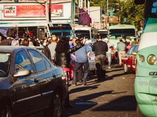 Foto de desmadre vial,
carros, bici, buses, peatones
 