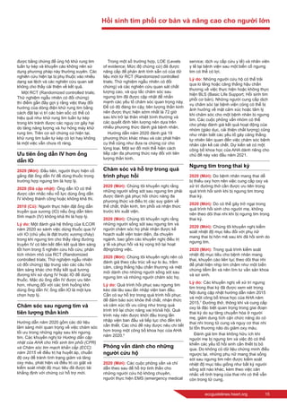 eccguidelines.heart.org	 15
được bằng chứng để ủng hộ khử rung tim
tuần tự kép và khuyến cáo không nên sử
dụng phương pháp này thường xuyên. Các
nghiên cứu hiện tại bị phụ thuộc vào nhiều
dạng sai lệch và các nghiên cứu quan sát
không cho thấy cải thiện về kết quả.
Một RCT (Randomized controlled trials;
Thử nghiệm ngẫu nhiên có đối chứng)
thí điểm gần đây gợi ý rằng việc thay đổi
hướng của dòng điện khử rung tim bằng
cách đặt lại vị trí các bàn sốc có thể có
hiệu quả như khử rung tim tuần tự kép
trong khi tránh được các nguy cơ gây hại
do tăng năng lượng và hư hỏng máy khử
rung tim. Trên cơ sở chứng cứ hiện tại,
khử rung tim tuần tự kép có lợi hay không
là một việc vẫn chưa rõ ràng.
Ưu tiên ống dẫn IV hơn ống
dẫn IO
2020 (Mới): Đầu tiên, người thực hiện cố
gắng đặt ống dẫn IV để dùng thuốc trong
trường hợp ngưng tim là hợp lý.
2020 (Đã cập nhật): Ống dẫn IO có thể
được cân nhắc nếu nỗ lực dùng ống dẫn
IV không thành công hoặc không khả thi.
2010 (Cũ): Người thực hiện đặt ống dẫn
truyền qua xương (IO) nếu ống dẫn tiêm
tĩnh mạch (IV) không khả thi là hợp lý.
Lý do: Một đánh giá hệ thống của ILCOR
năm 2020 so sánh việc dùng thuốc qua IV
với IO (chủ yếu là đặt trước xương chày)
trong khi ngưng tim cho thấy rằng đường
truyền IV có liên kết đến kết quả lâm sàng
tốt hơn trong 5 nghiên cứu hồi cứu; phân
tích nhóm nhỏ của RCT (Randomized
controlled trials; Thử nghiệm ngẫu nhiên
có đối chứng) tập trung vào các câu hỏi
lâm sàng khác cho thấy kết quả tương
đương khi sử dụng IV hoặc IO để dùng
thuốc. Mặc dù ống dẫn IV được ưu tiên
hơn, nhưng đối với các tình huống khó
dùng ống dẫn IV, ống dẫn IO là một lựa
chọn hợp lý.
Chăm sóc sau ngưng tim và
tiên lượng thần kinh
Hướng dẫn năm 2020 gồm các dữ liệu
lâm sàng mới quan trọng về việc chăm sóc
tối ưu trong những ngày sau khi ngưng
tim. Các khuyến nghị từ Hướng dẫn cập
nhật của AHA cho Hồi sinh tim phổi (CPR)
và Chăm sóc tim mạch khẩn cấp (ECC)
năm 2015 về điều trị hạ huyết áp, chuẩn
độ oxy để tránh tình trạng giảm và tăng
oxy máu, phát hiện và điều trị co giật và
kiểm soát nhiệt độ mục tiêu đã được tái
khẳng định với chứng cứ hỗ trợ mới.
Trong một số trường hợp, LOE (Levels
of evidence; Mức độ chứng cứ) đã được
nâng cấp để phản ánh tính sẵn có của dữ
liệu mới từ RCT (Randomized controlled
trials; Thử nghiệm ngẫu nhiên có đối
chứng) và các nghiên cứu quan sát chất
lượng cao, và quy tắc chăm sóc sau
ngưng tim đã được cập nhật để nhấn
mạnh các yếu tố chăm sóc quan trọng này.
Để có độ đáng tin cậy, tiên lượng thần kinh
nên được thực hiện sớm nhất là 72 giờ
sau khi trở lại thân nhiệt bình thường và
các quyết định tiên lượng nên dựa trên
nhiều phương thức đánh giá bệnh nhân.
Hướng dẫn năm 2020 đánh giá 19
phương thức khác nhau và các phát hiện
cụ thể cũng như đưa ra chứng cứ cho
từng loại. Một sơ đồ mới thể hiện cách
tiếp cận đa phương thức này đối với tiên
lượng thần kinh.
Chăm sóc và hỗ trợ trong quá
trình phục hồi
2020 (Mới): Chúng tôi khuyến nghị rằng
những người sống sót sau ngưng tim phải
được đánh giá phục hồi chức năng đa
phương thức và điều trị các suy giảm về
thể chất, thần kinh, tim phổi và nhận thức
trước khi xuất viện.
2020 (Mới): Chúng tôi khuyến nghị rằng
những người sống sót sau ngưng tim và
người chăm sóc họ phải nhận được kế
hoạch xuất viện toàn diện, đa chuyên
ngành, bao gồm các khuyến nghị điều trị
y tế và phục hồi và kỳ vọng trở lại hoạt
động/công việc.
2020 (Mới): Chúng tôi khuyến nghị nên có
đánh giá theo cấu trúc về sự lo âu, trầm
cảm, căng thẳng hậu chấn thương và mệt
mỏi dành cho những người sống sót sau
ngưng tim và những người chăm sóc họ.
Lý do: Quá trình hồi phục sau ngưng tim
kéo dài lâu sau lần nhập viện ban đầu.
Cần có sự hỗ trợ trong quá trình hồi phục
để đảm bảo sức khỏe thể chất, nhận thức
và cảm xúc tối ưu cũng như trong quá
trình trở lại chức năng vai trò/xã hội. Quá
trình này nên được khởi đầu trong lần
nhập viện ban đầu và tiếp tục cho đến khi
cần thiết. Các chủ đề này được nêu chi tiết
hơn trong một công bố khoa học của AHA
năm 2020.6
Phỏng vấn dành cho những
người cứu hộ
2020 (Mới): Các cuộc phỏng vấn và chỉ
dẫn theo sau để hỗ trợ tinh thần cho
những người cứu hộ không chuyên,
người thực hiện EMS (emergency medical
service; dịch vụ cấp cứu y tế) và nhân viên
y tế tại bệnh viện sau một biến cố ngưng
tim có thể có lợi.
Lý do: Những người cứu hộ có thể trải
qua lo lắng hoặc căng thẳng hậu chấn
thương về việc thực hiện hoặc không thực
hiện BLS (Basic Life Support; Hồi sinh tim
phổi cơ bản). Những người cung cấp dịch
vụ chăm sóc tại bệnh viện cũng có thể bị
ảnh hưởng về mặt cảm xúc hoặc tâm lý
khi chăm sóc cho một bệnh nhân bị ngưng
tim. Các cuộc phỏng vấn nhóm có thể
cho phép đánh giá kết quả hoạt động của
nhóm (giáo dục, cải thiện chất lượng) cũng
như nhận biết các yếu tố gây căng thẳng
tự nhiên liên quan đến việc chăm sóc bệnh
nhân cận kề cái chết. Dự kiến sẽ có một
công bố khoa học của AHA dành riêng cho
chủ đề này vào đầu năm 2021.
Ngưng tim trong thai kỳ
2020 (Mới): Do bệnh nhân mang thai dễ
bị thiếu oxy hơn nên việc cung cấp oxy và
xử trí đường thở cần được ưu tiên trong
quá trình hồi sinh khi bị ngưng tim trong
thai kỳ.
2020 (Mới): Do có thể gây trở ngại trong
quá trình hồi sinh cho người mẹ, không
nên theo dõi thai nhi khi bị ngưng tim trong
thai kỳ.
2020 (Mới): Chúng tôi khuyến nghị kiểm
soát nhiệt độ mục tiêu đối với phụ nữ
mang thai bị hôn mê sau khi đã hồi sinh do
ngưng tim.
2020 (Mới): Trong quá trình kiểm soát
nhiệt độ mục tiêu cho bệnh nhân mang
thai, khuyến cáo liên tục theo dõi thai nhi
để phát hiện nhịp tim chậm như một biến
chứng tiềm ẩn và nên tìm tư vấn sản khoa
và sơ sinh.
Lý do: Các khuyến nghị về xử trí ngưng
tim trong thai kỳ đã được xem xét trong
Nội dung cập nhật hướng dẫn năm 2015
và một công bố khoa học của AHA năm
2015.7
Đường thở, thông khí và cung cấp
oxy là đặc biệt quan trọng trong giai đoạn
thai kỳ do sự tăng chuyển hóa ở người
mẹ, giảm dung tích cặn chức năng do có
thai nhi trong tử cung và nguy cơ thai nhi
bị tổn thương não do giảm oxy máu.
Đánh giá tim thai không hữu ích khi
người mẹ bị ngưng tim và việc đó có thể
khiến các yếu tố hồi sinh cần thiết bị bỏ
qua. Do không có dữ liệu chứng minh điều
ngược lại, những phụ nữ mang thai sống
sót sau ngưng tim nên được kiểm soát
nhiệt độ mục tiêu giống như bất kỳ người
sống sót nào khác, kèm theo việc cân
nhắc về tình trạng của thai nhi có thể vẫn
còn trong tử cung.
Hồi sinh tim phổi cơ bản và nâng cao cho người lớn
 