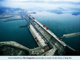 Usina hidrelétrica Três Gargantas construída no maior rio da China, o Yang-Tsé.
 