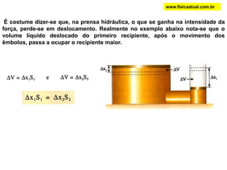 SIFÃOwww.fisicaatual.com.brPressão (P1) dentro da mangueira ponto ao nível da água do recipiente sobre a mesa:P1 = Patm – dgh, em que: Patm = pressão atmosférica, d = densidade da água,          g = aceleração da gravidade e h = altura da coluna de água acima do nível do recipiente.Pressão (P2) dentro da mangueira ao nível da água (recipiente no piso):P2 = Patm – dgH (H = altura da coluna de água dentro da mangueira em relação a o recipiente no piso). Conclui-se que: P1 – P2= dg(H-h) , a diferença de pressão entre os pontos considerados na mangueira é igual ao produto da densidade da água, da aceleração da gravidade e do desnível das superfícies da água nos dois recipientes. Essa diferença de pressão é responsável pelo escoamento da água de um recipiente para outro. Se a diferença de altura entre os recipientes for alterada, a diferença de pressão também altera e o tempo de escoamento também vai alterar, sendo mais rápido para maiores desníveis. 